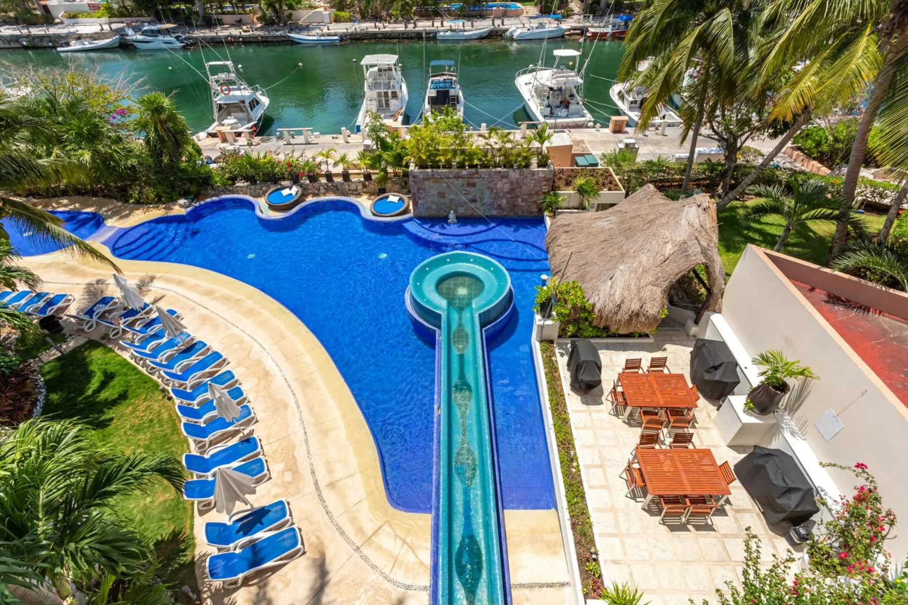 Swimming pool in Aventuras Club