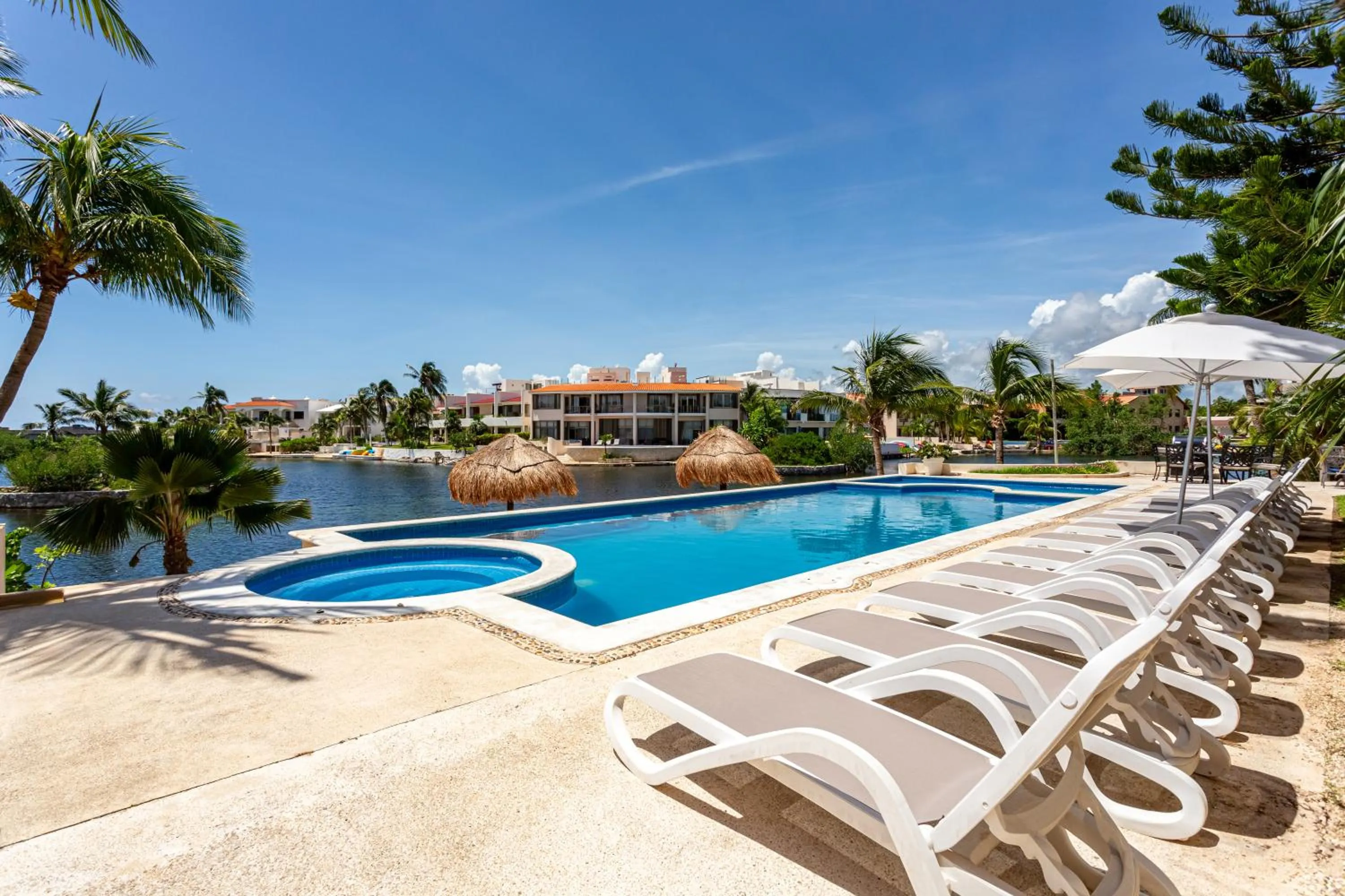 Swimming pool in Aventuras Club