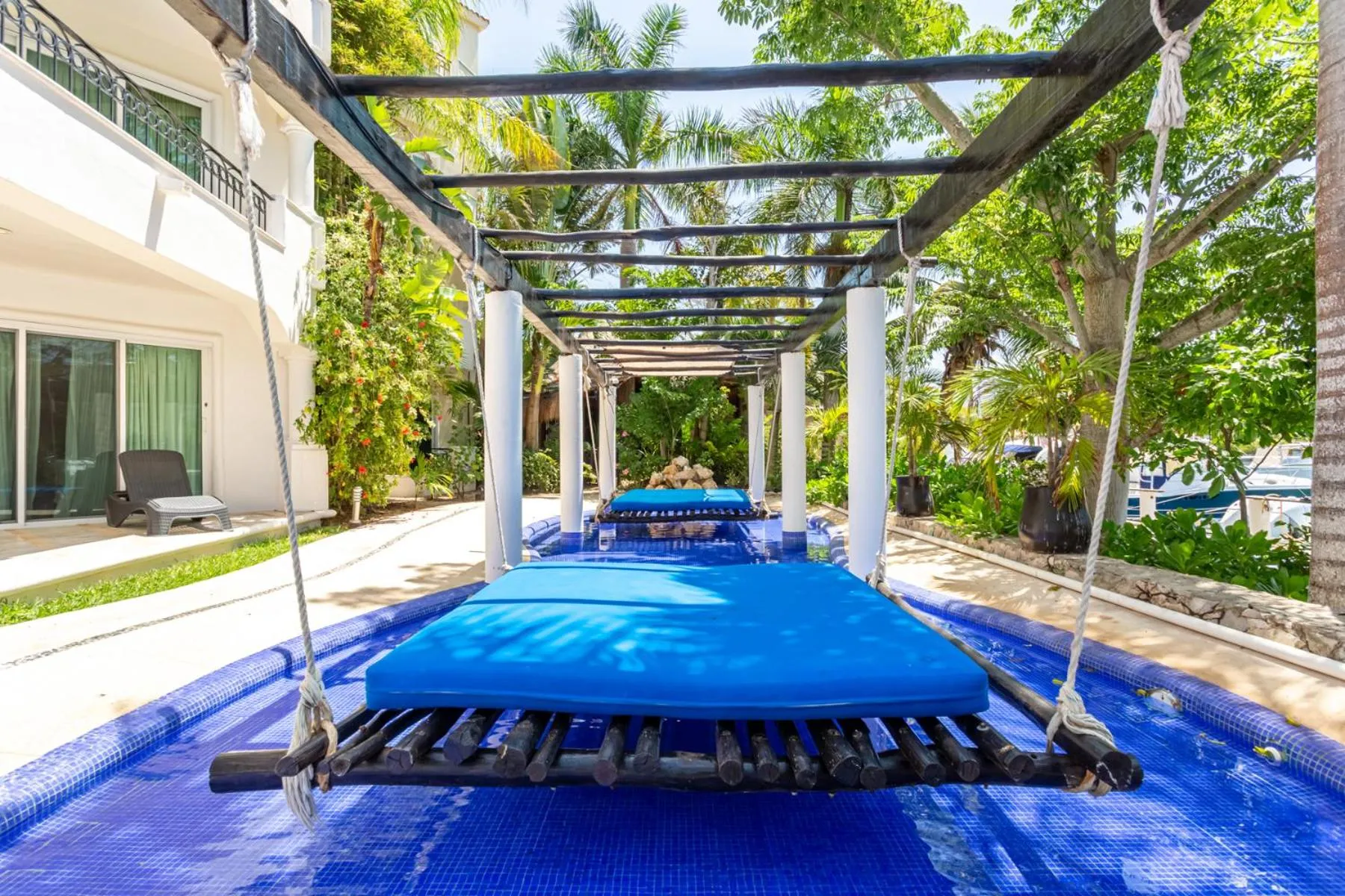 Swimming pool in Aventuras Club