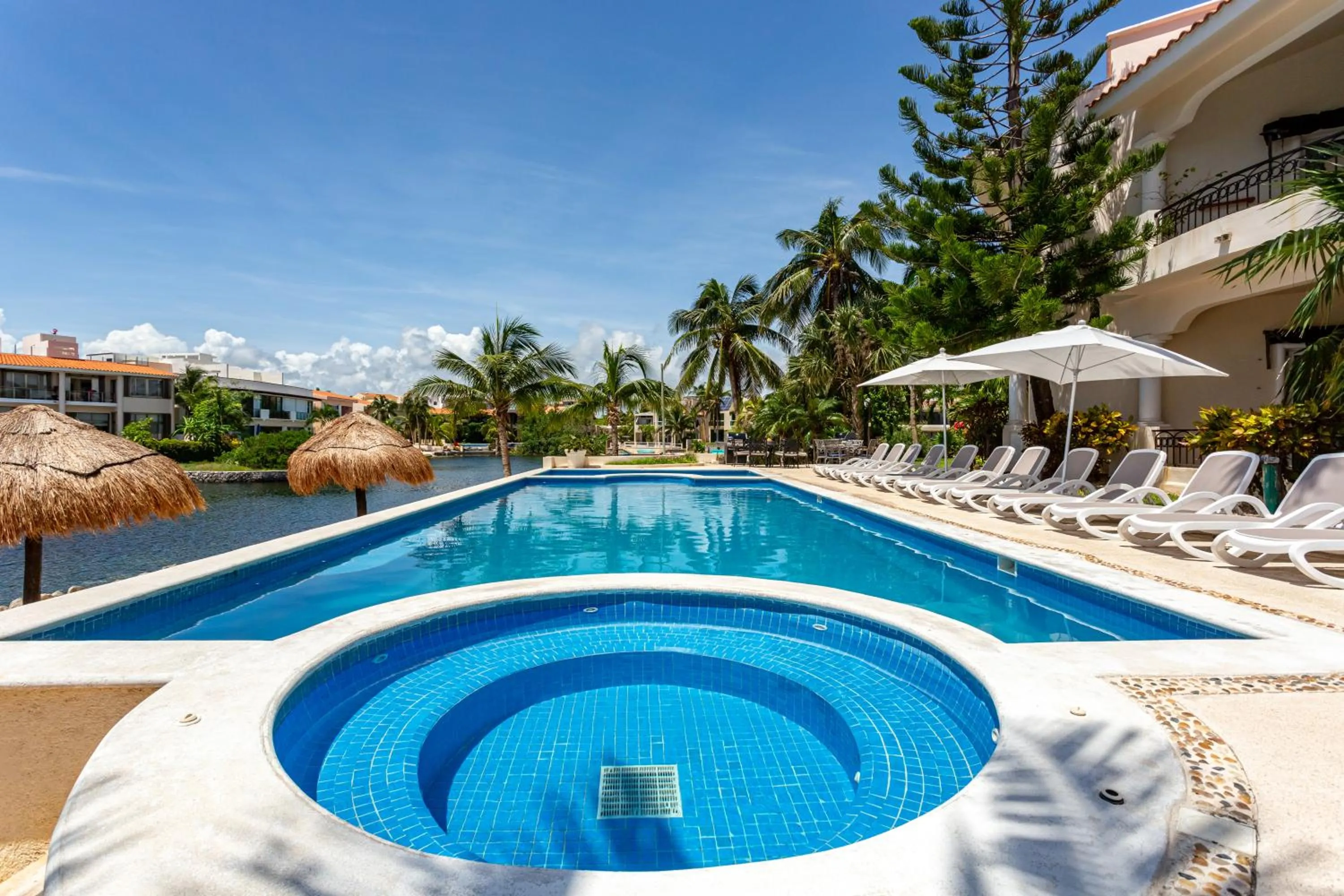 Swimming pool in Aventuras Club