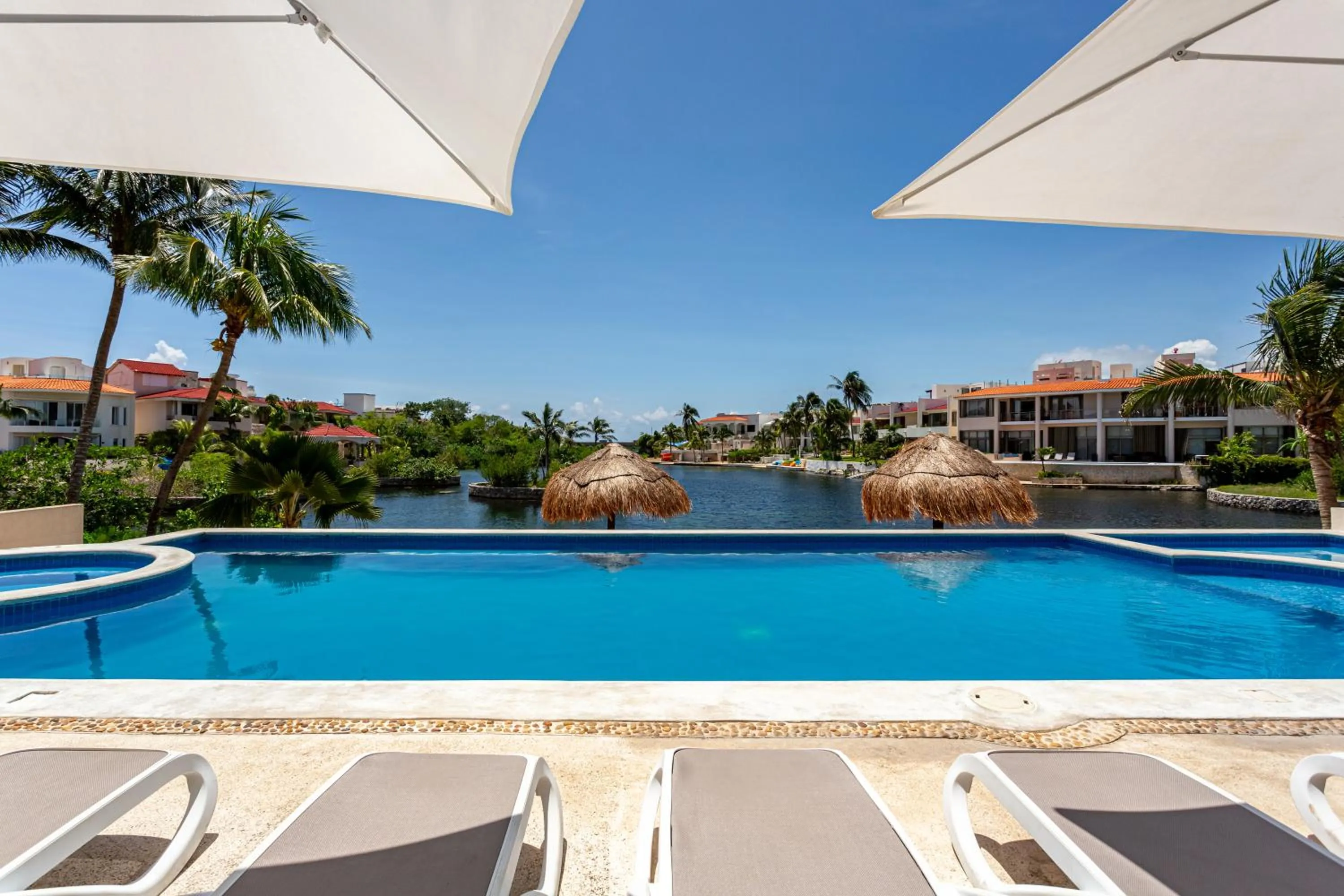 Swimming pool in Aventuras Club