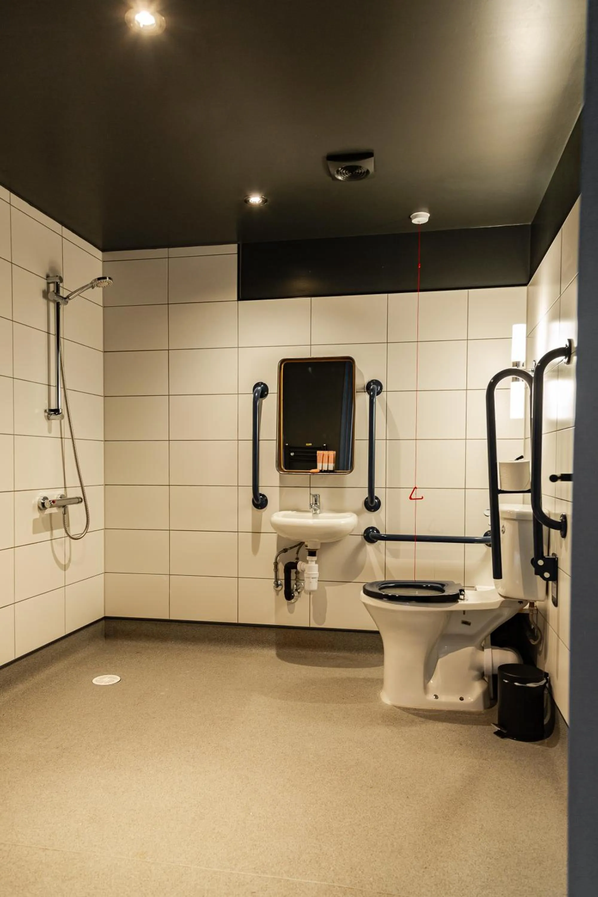 Shower in Ropewalks Hotel