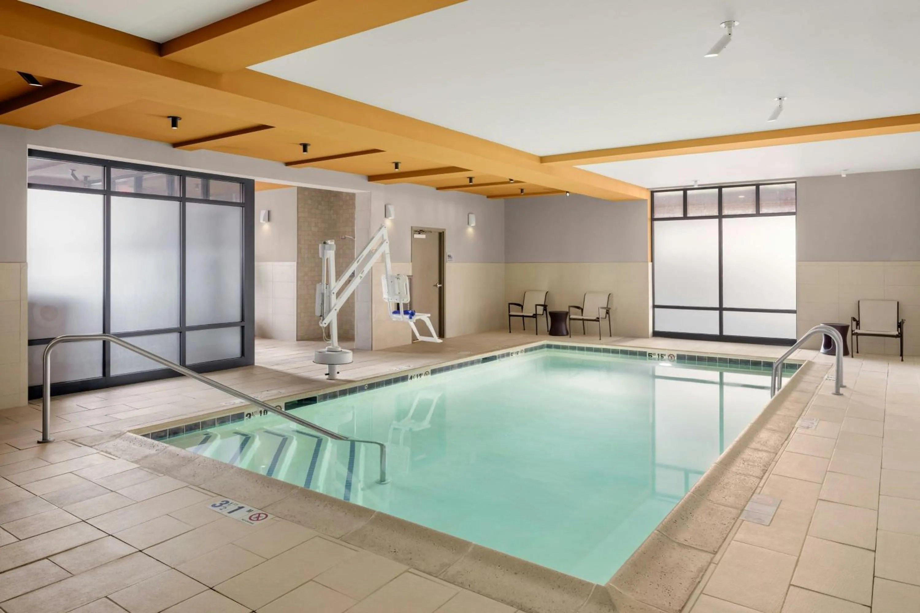 Swimming pool in Courtyard by Marriott Portland Downtown/Waterfront