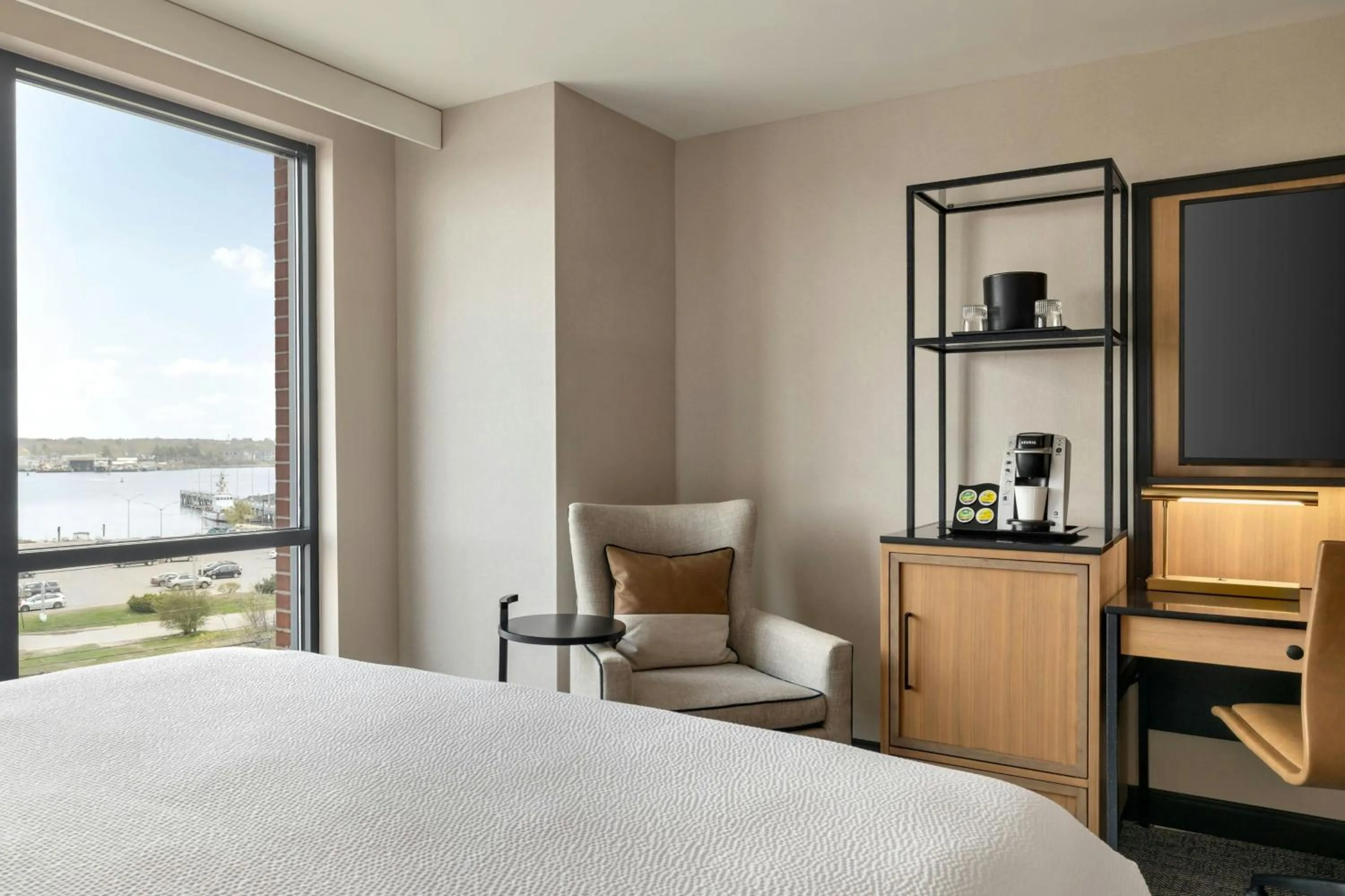 Photo of the whole room, Bed in Courtyard by Marriott Portland Downtown/Waterfront