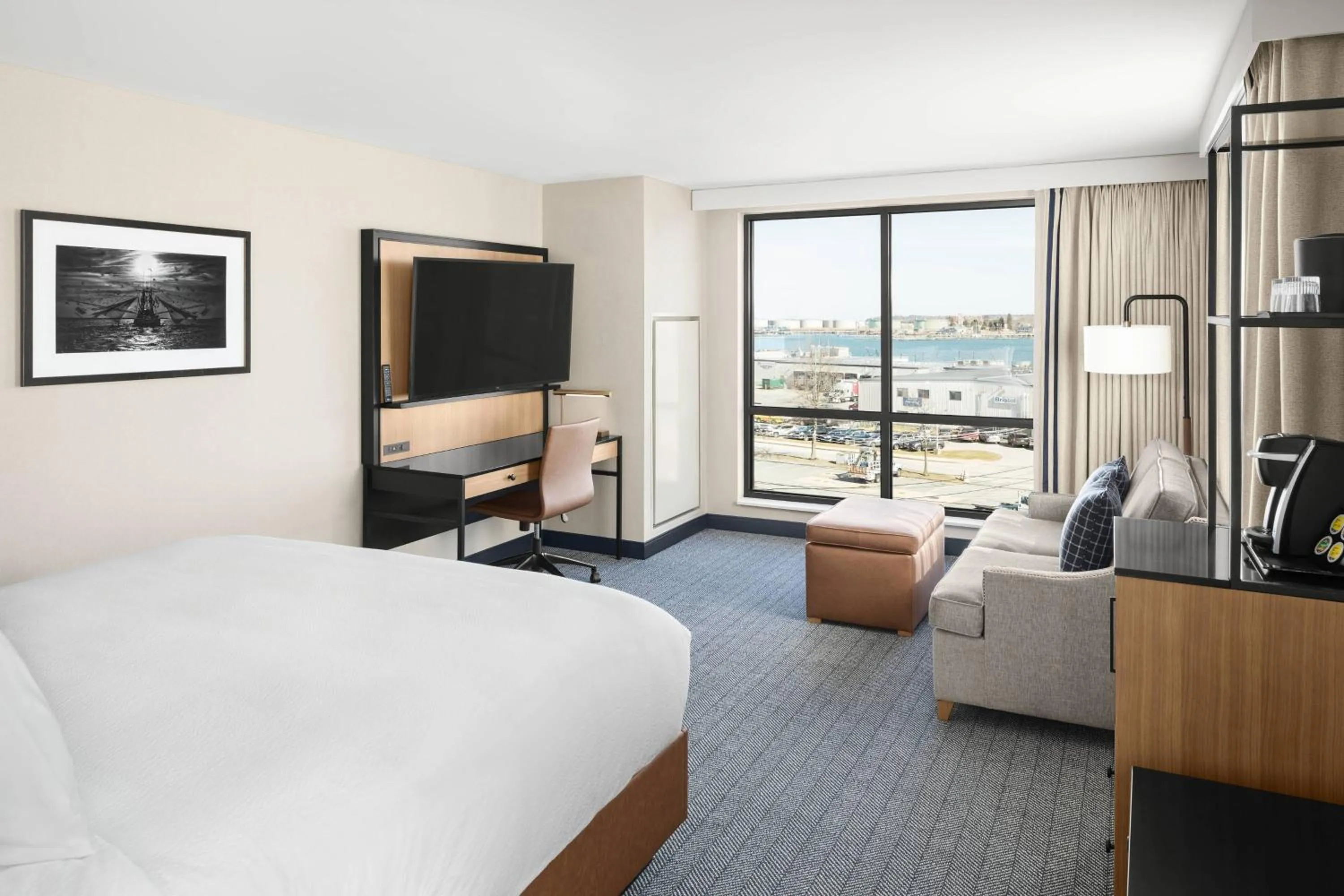 Photo of the whole room, Bed in Courtyard by Marriott Portland Downtown/Waterfront