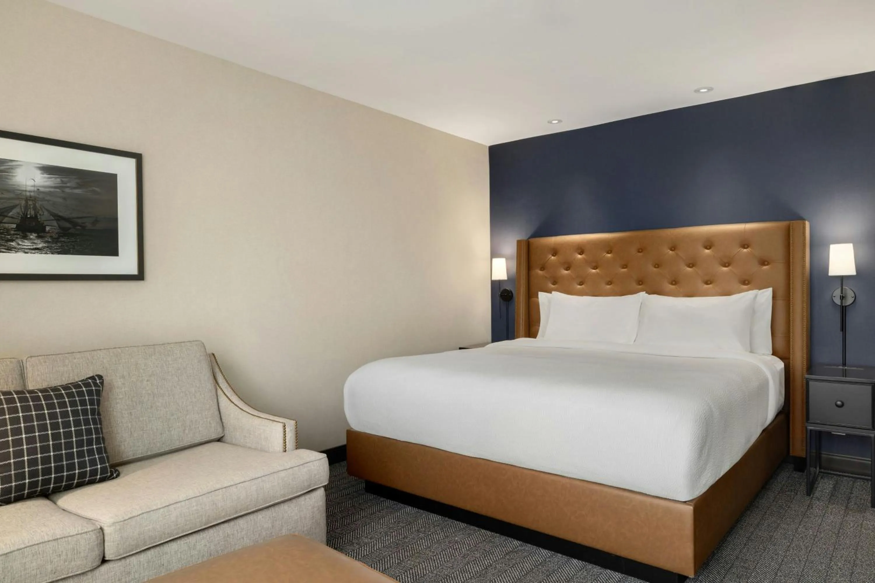 Photo of the whole room, Bed in Courtyard by Marriott Portland Downtown/Waterfront