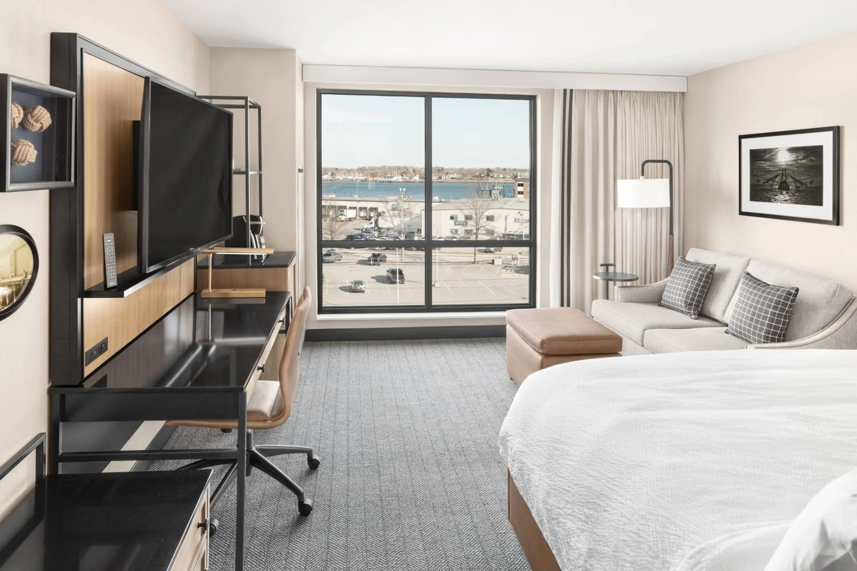 Photo of the whole room, Bed in Courtyard by Marriott Portland Downtown/Waterfront