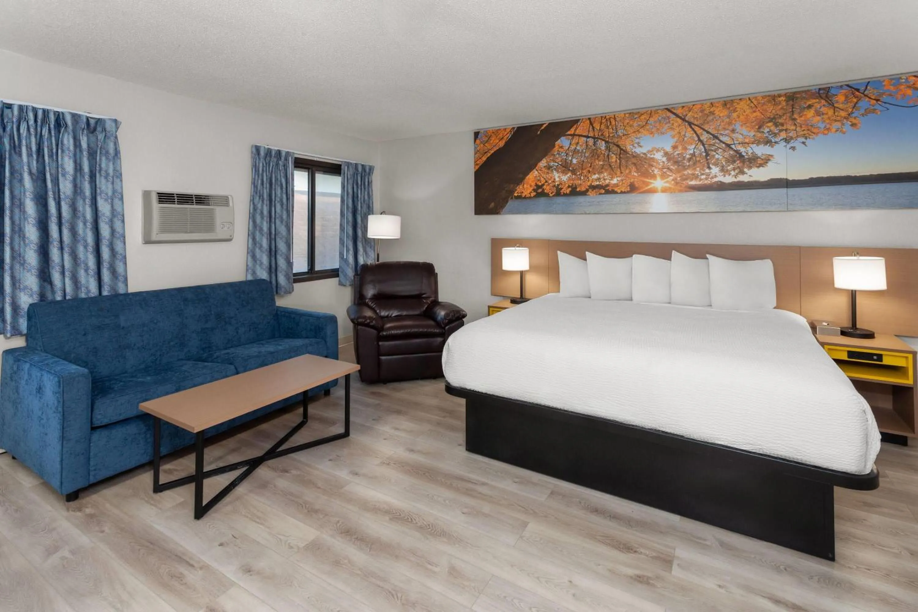 Photo of the whole room, Bed in Days Inn by Wyndham Mason City