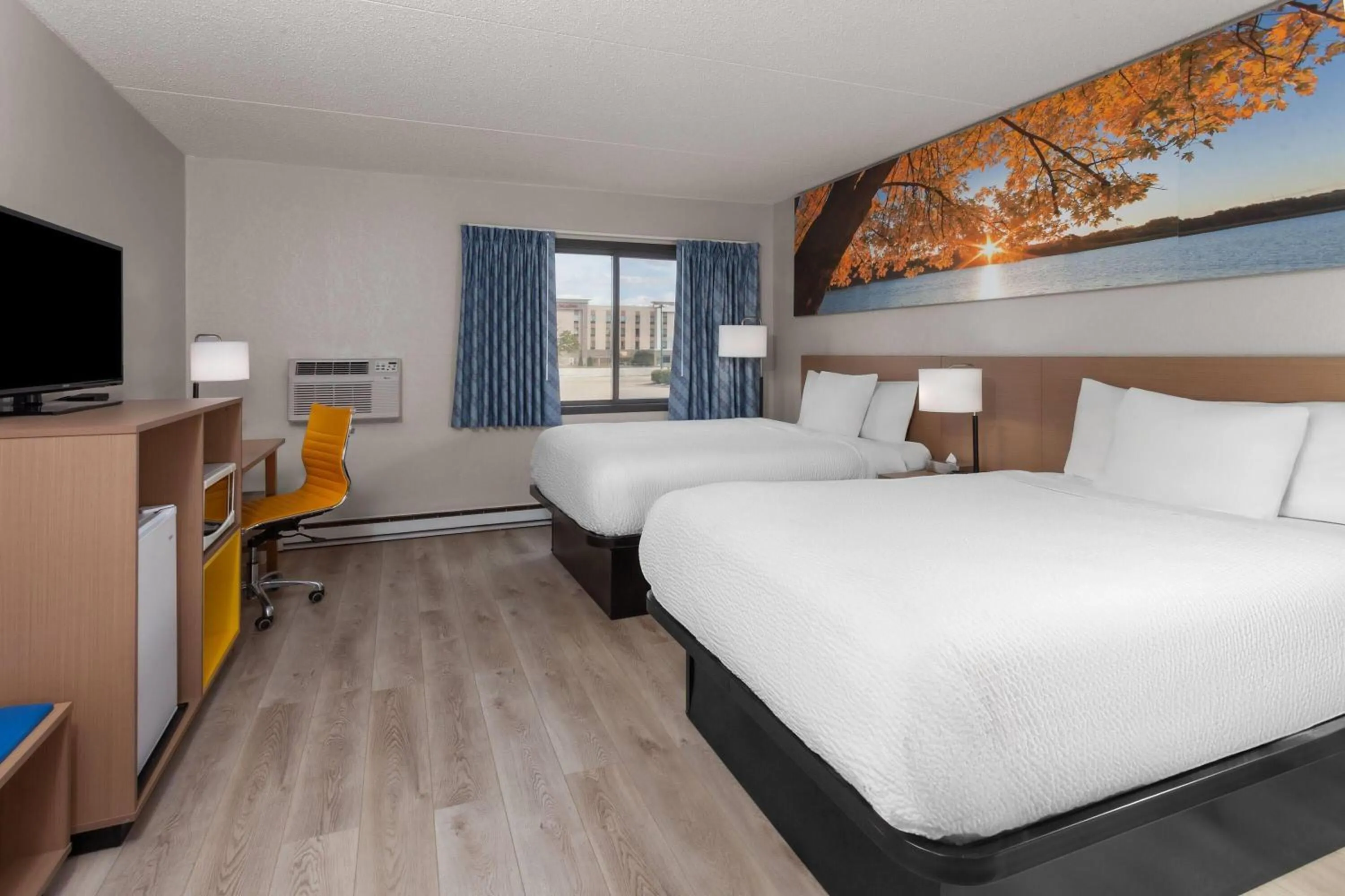 Photo of the whole room, Bed in Days Inn by Wyndham Mason City