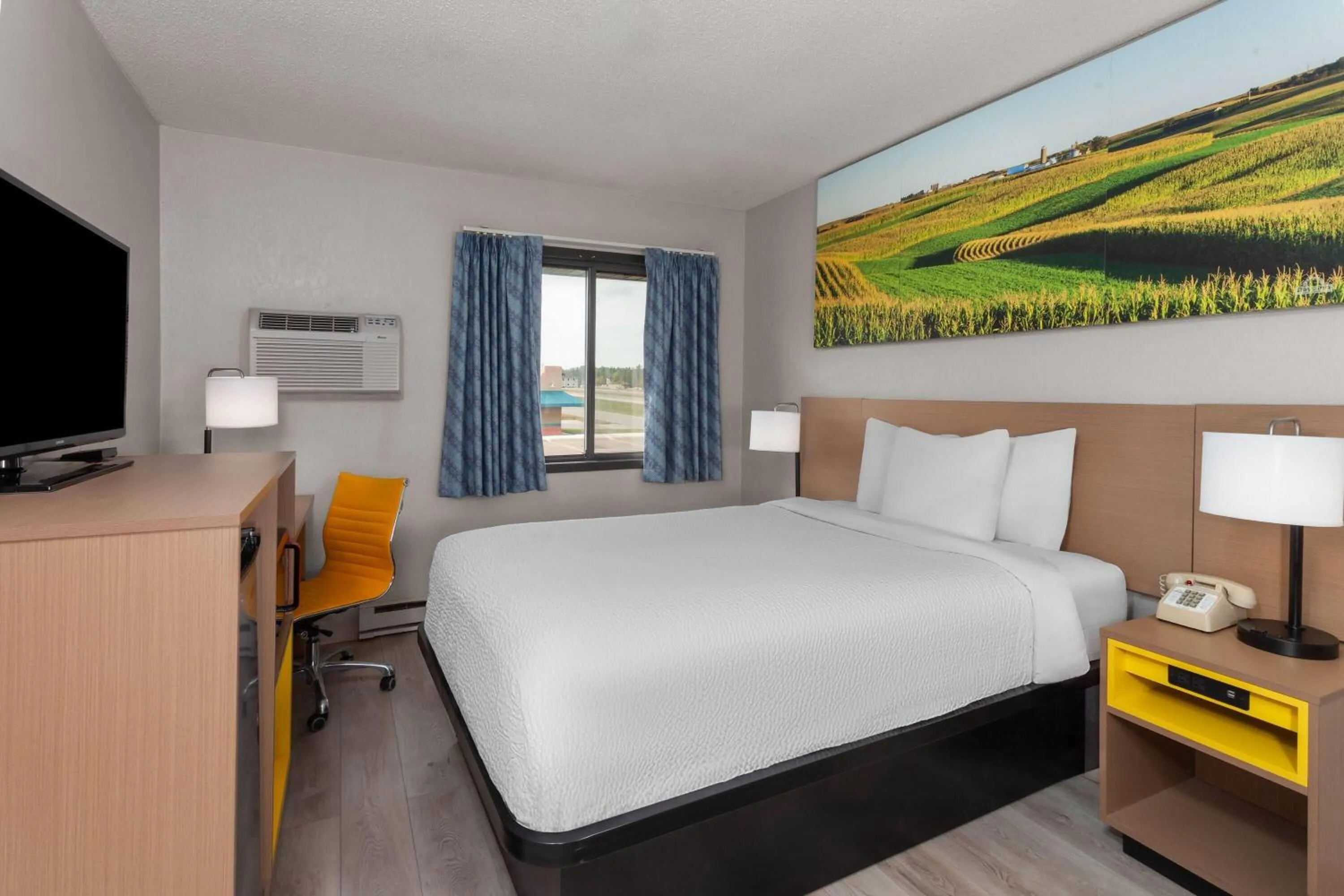 Photo of the whole room, Bed in Days Inn by Wyndham Mason City