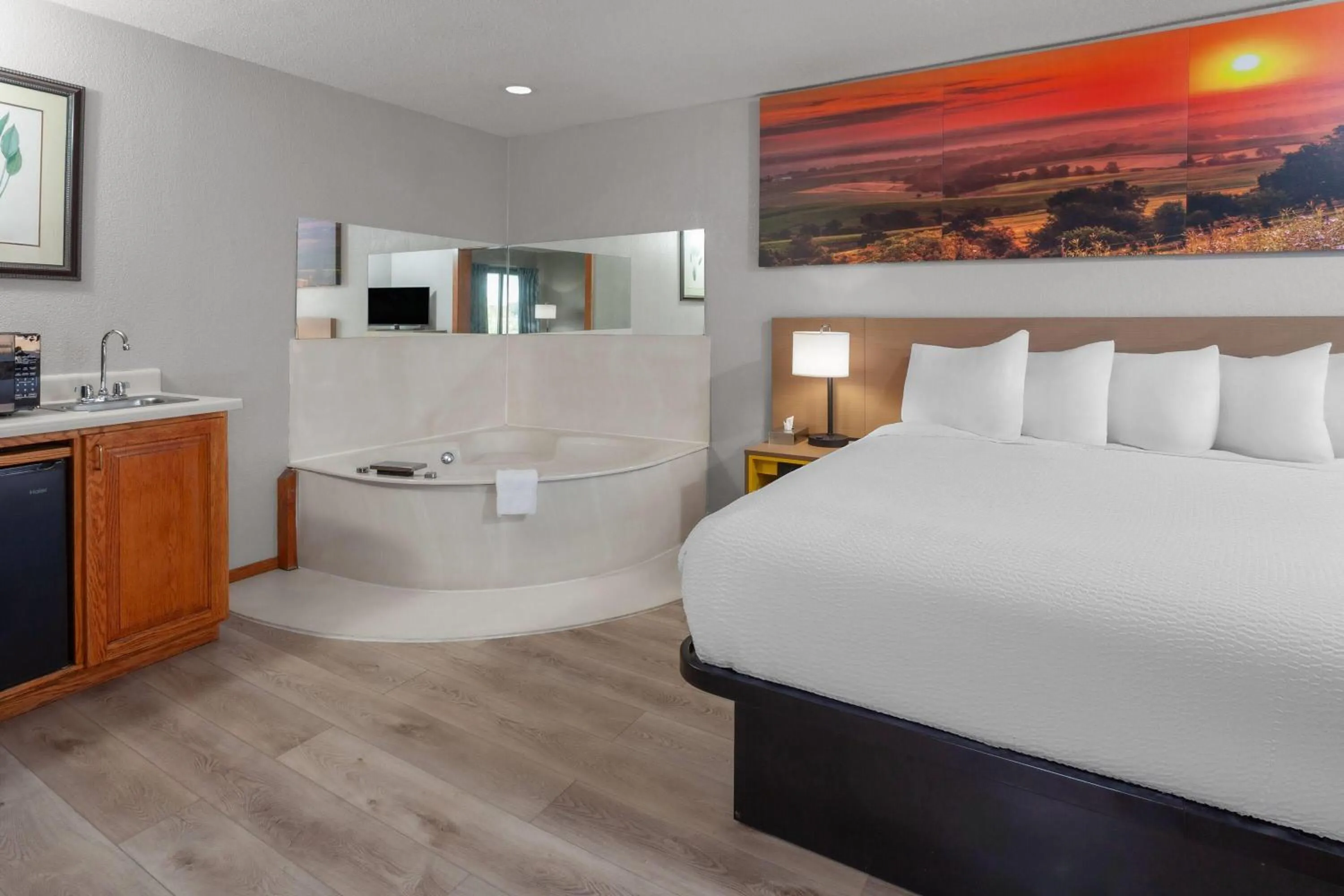 Bath, Bed in Days Inn by Wyndham Mason City