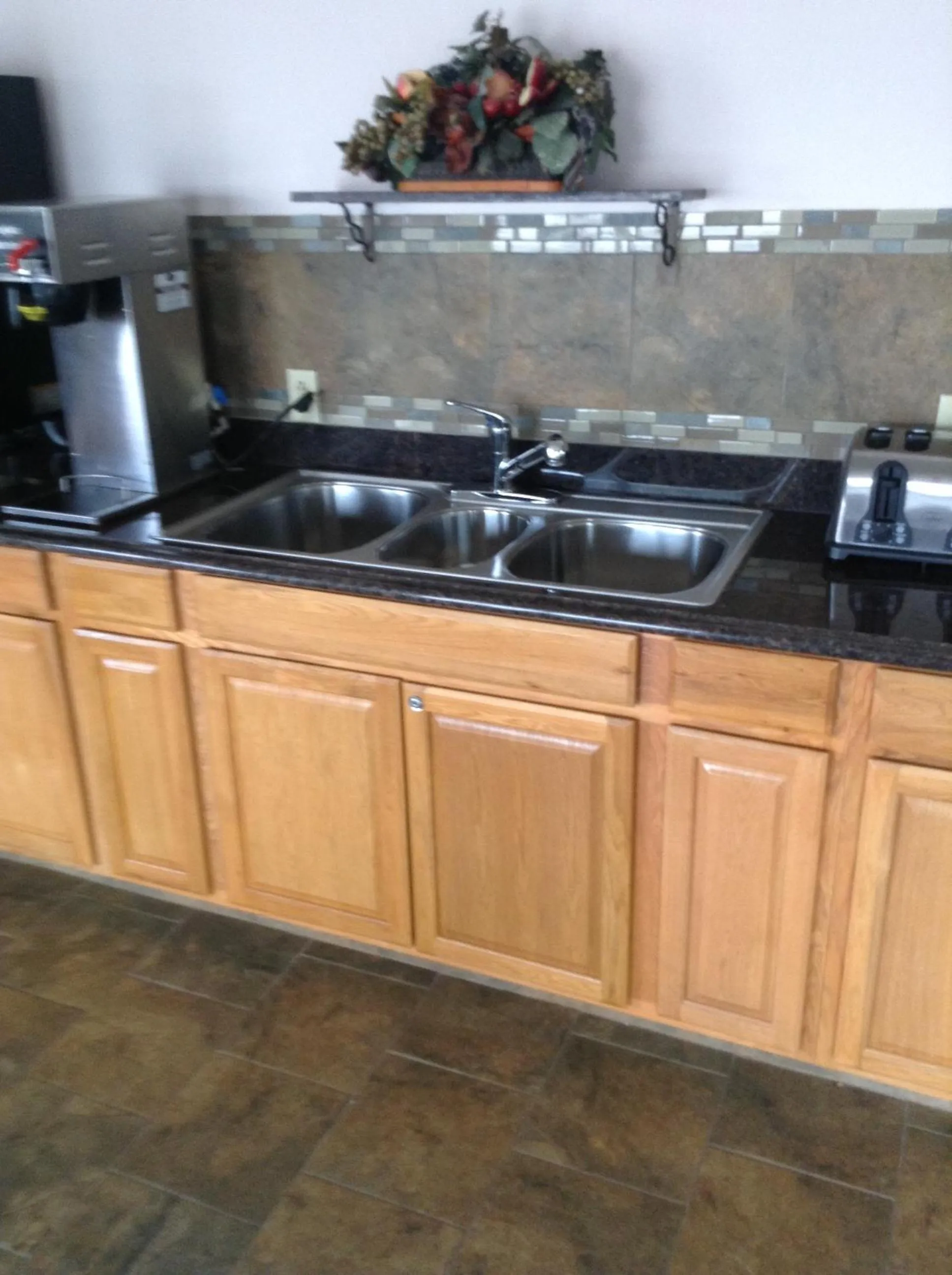 Coffee/tea facilities in Days Inn by Wyndham Mason City