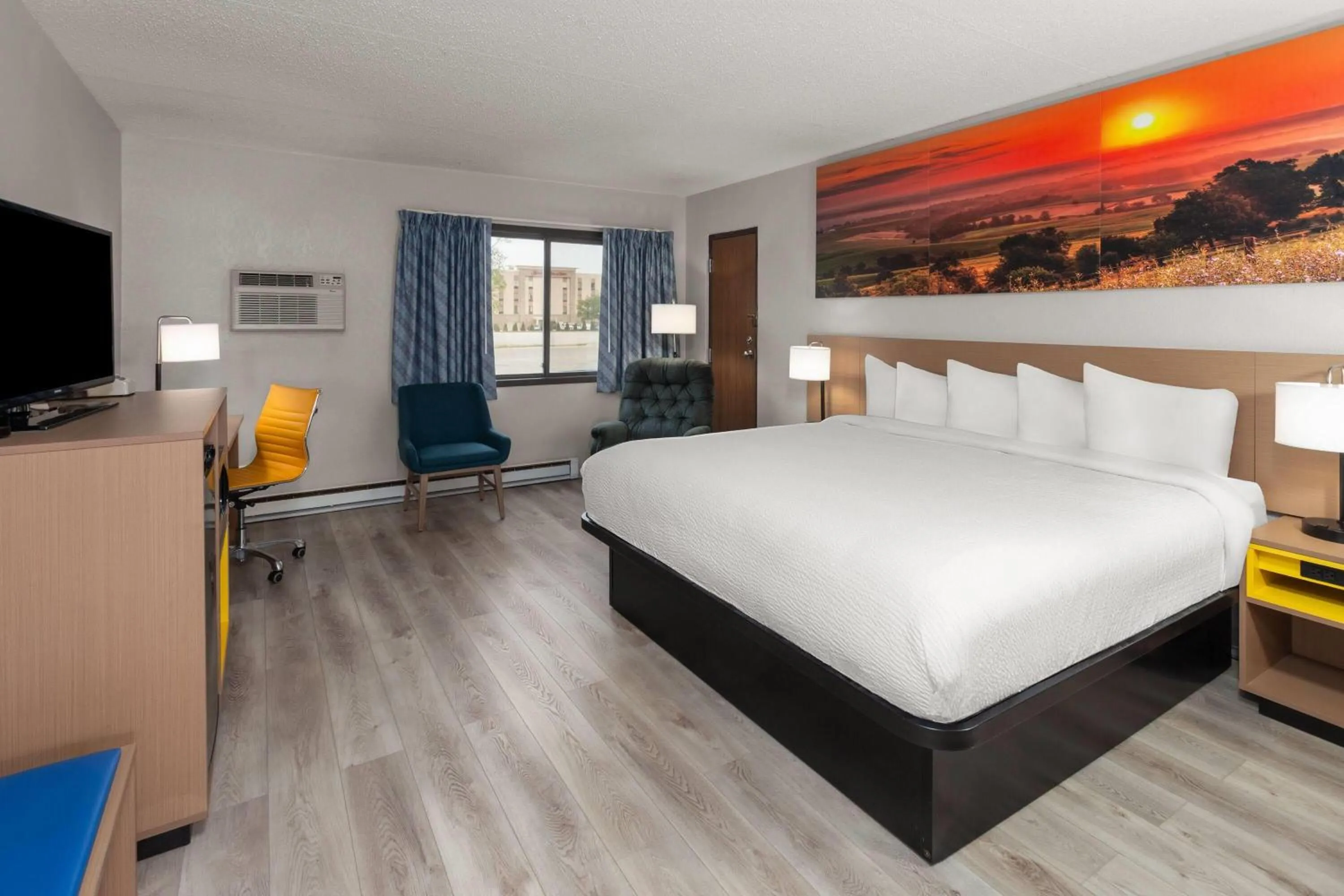 Photo of the whole room, Bed in Days Inn by Wyndham Mason City