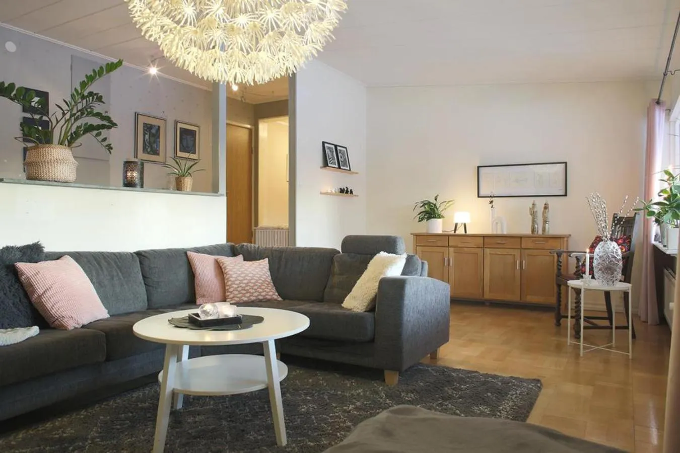 Communal lounge/ TV room in Aurora Cabin