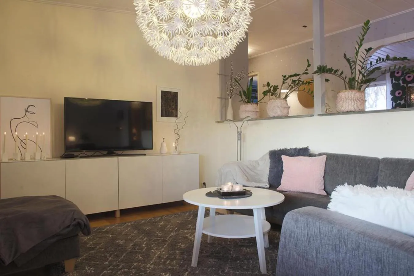 Communal lounge/ TV room in Aurora Cabin