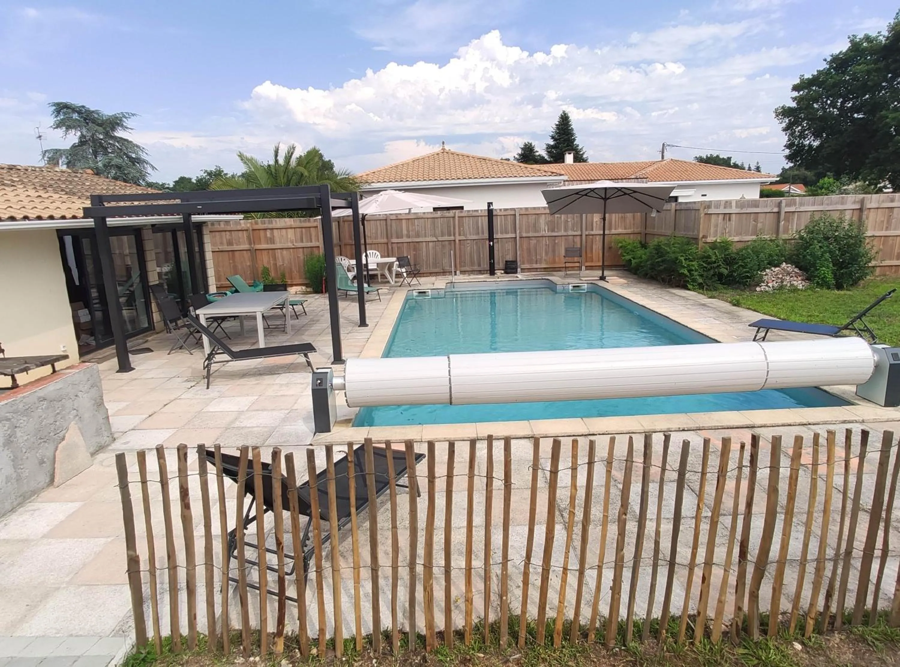 2 Maisons de 3 et 2 chambres avec grande piscine commune