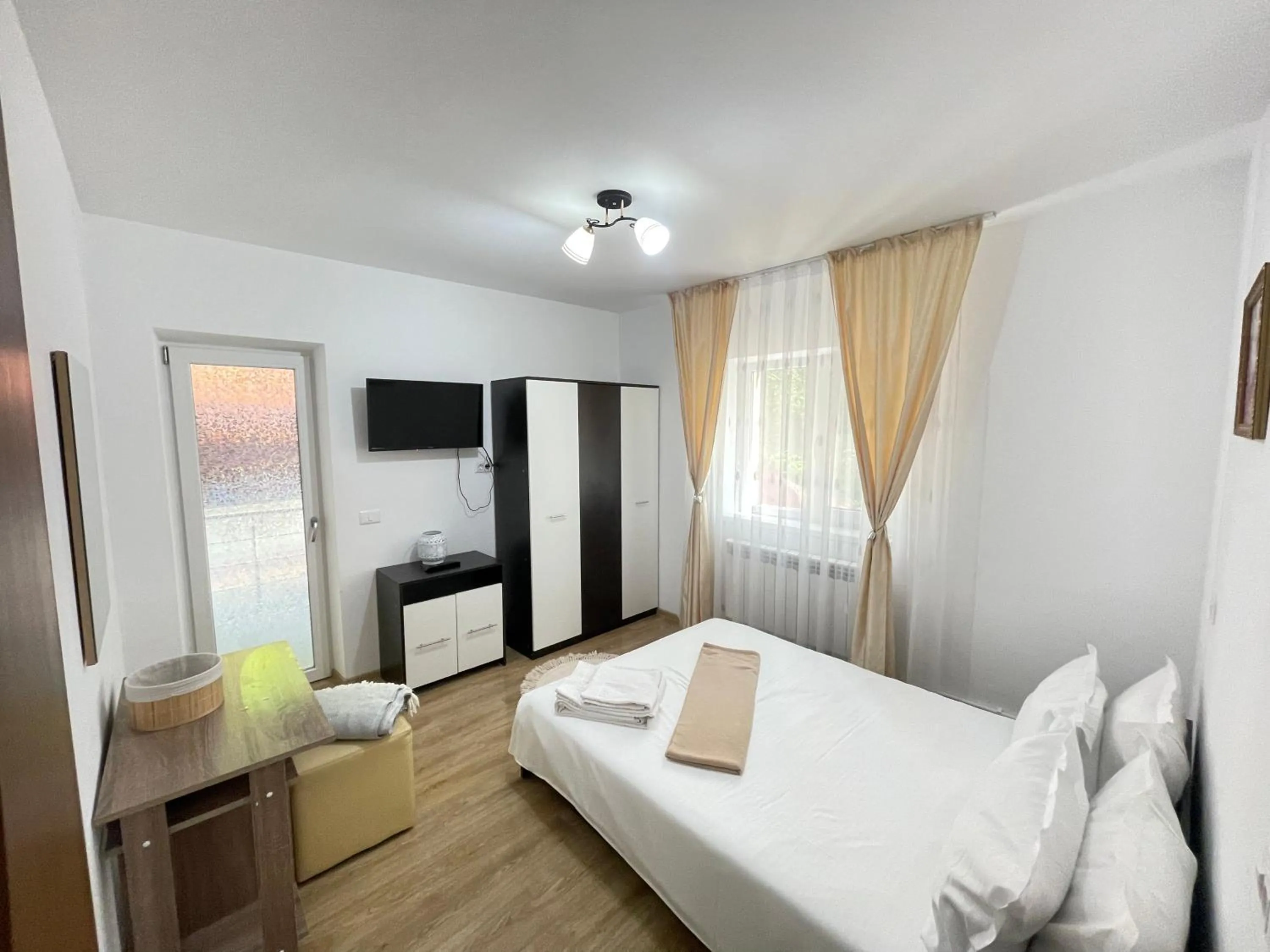 Bed in Cazare apartamente LAVI-TOUR Tg Neamț