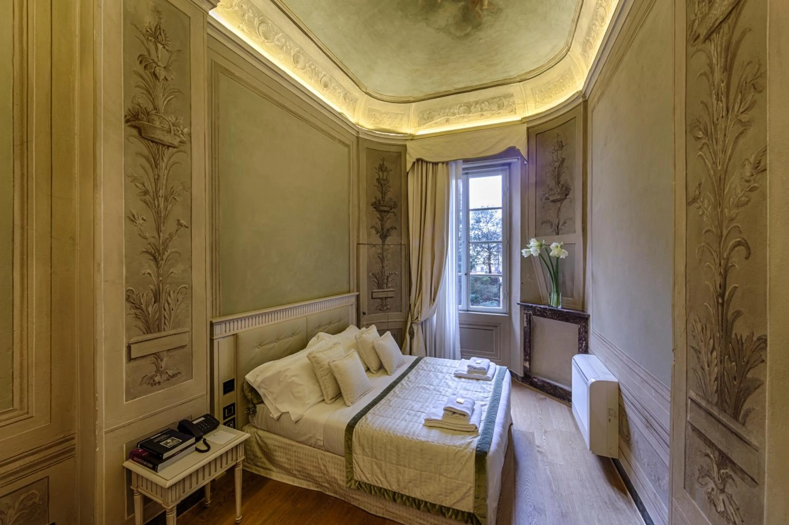 Property building, Bed in Palazzo Guicciardini