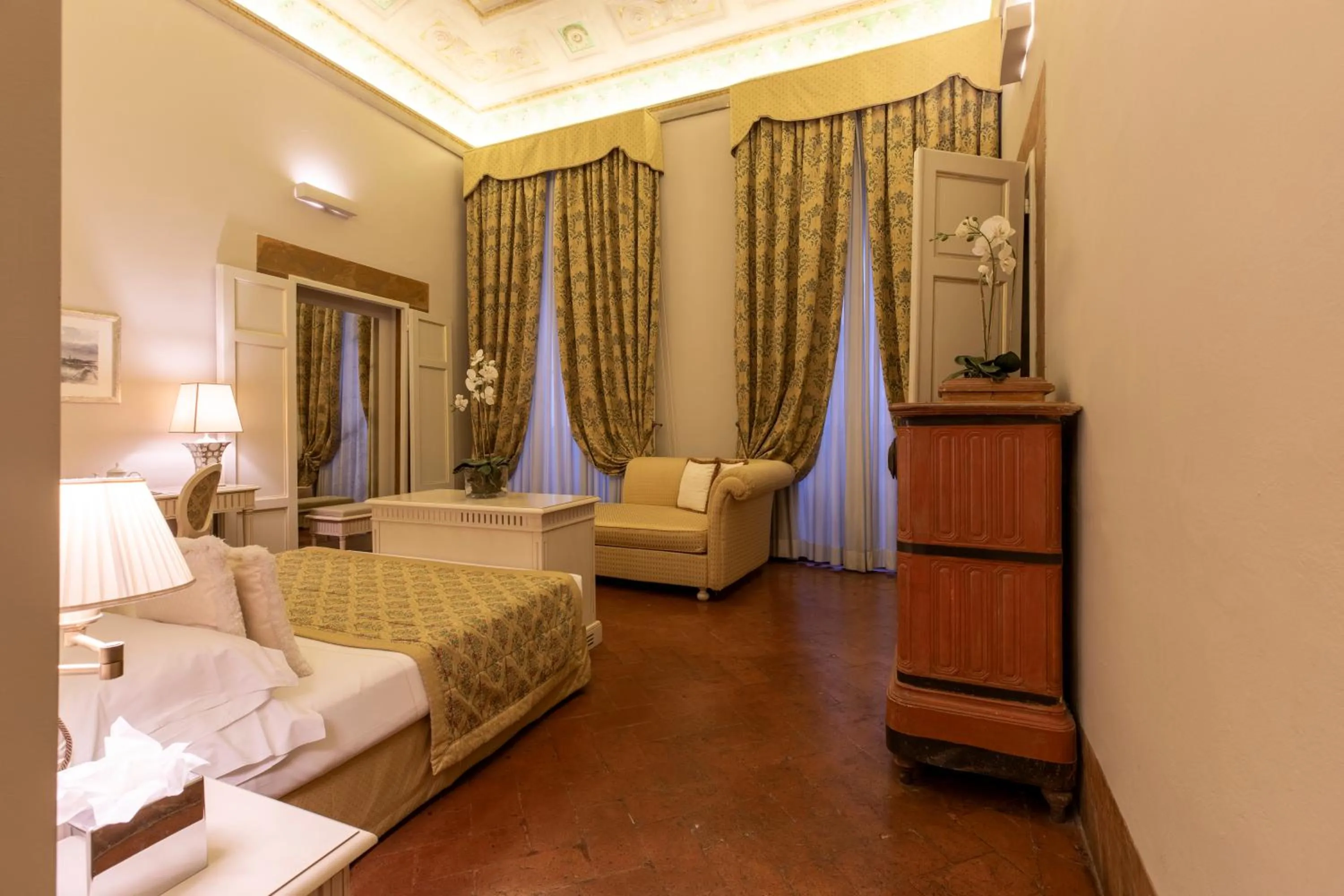 Photo of the whole room, Bed in Palazzo Guicciardini