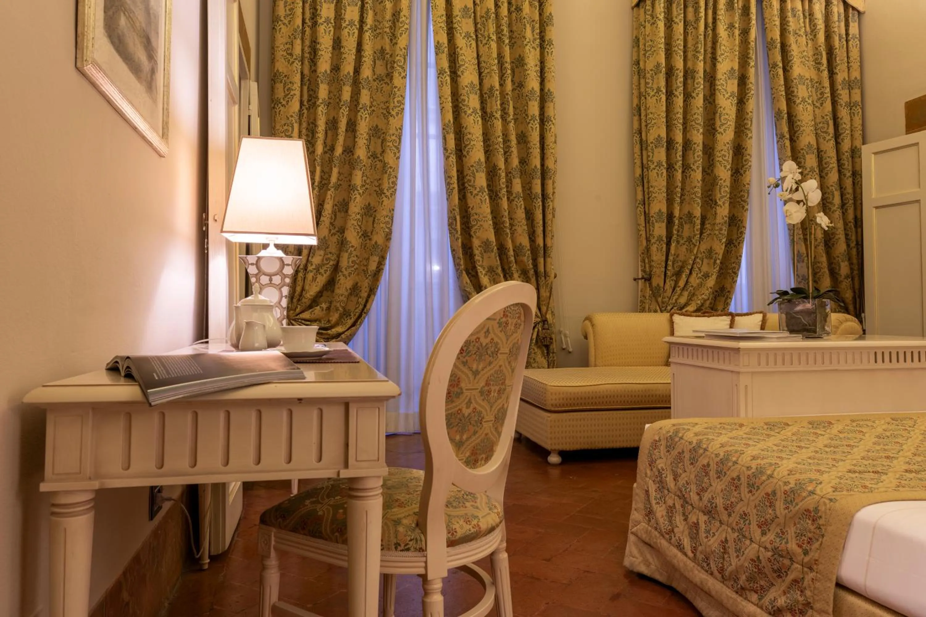 Seating area, Bed in Palazzo Guicciardini