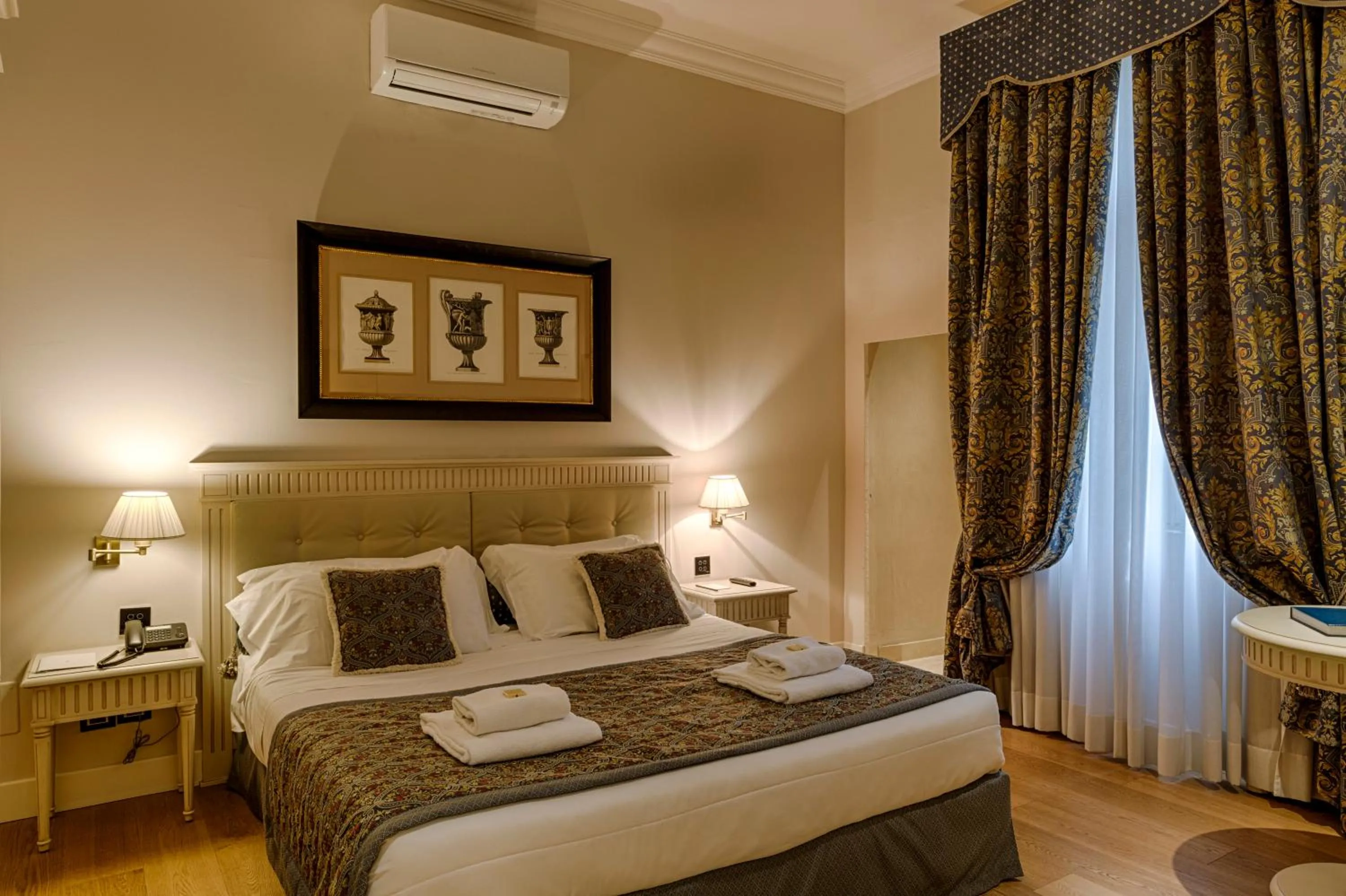 Photo of the whole room, Bed in Palazzo Guicciardini