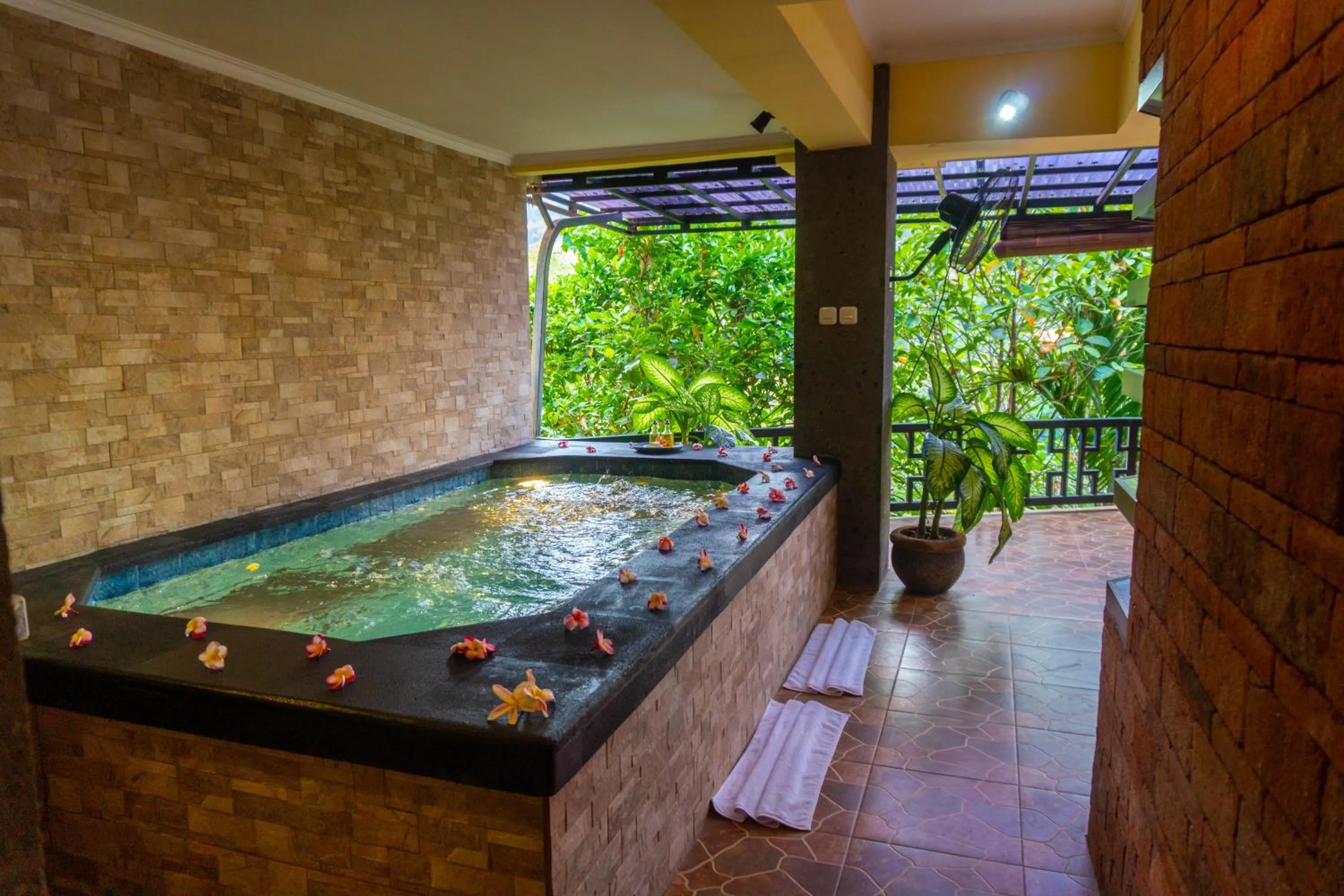 Hot Tub in Villa Selonding Batu