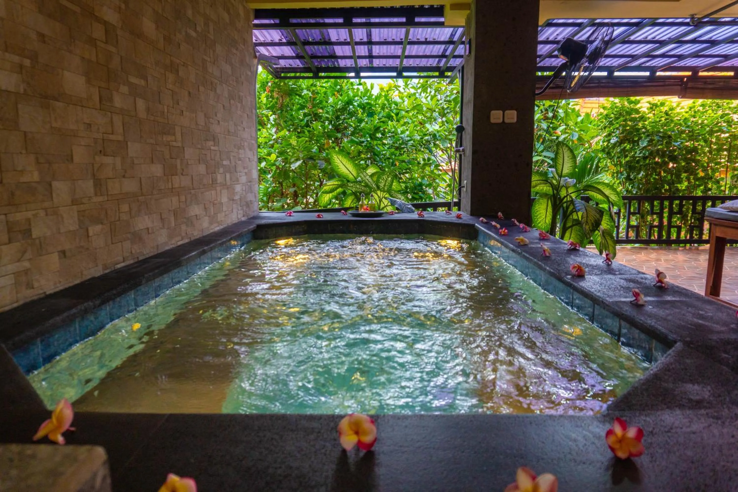Hot Tub in Villa Selonding Batu