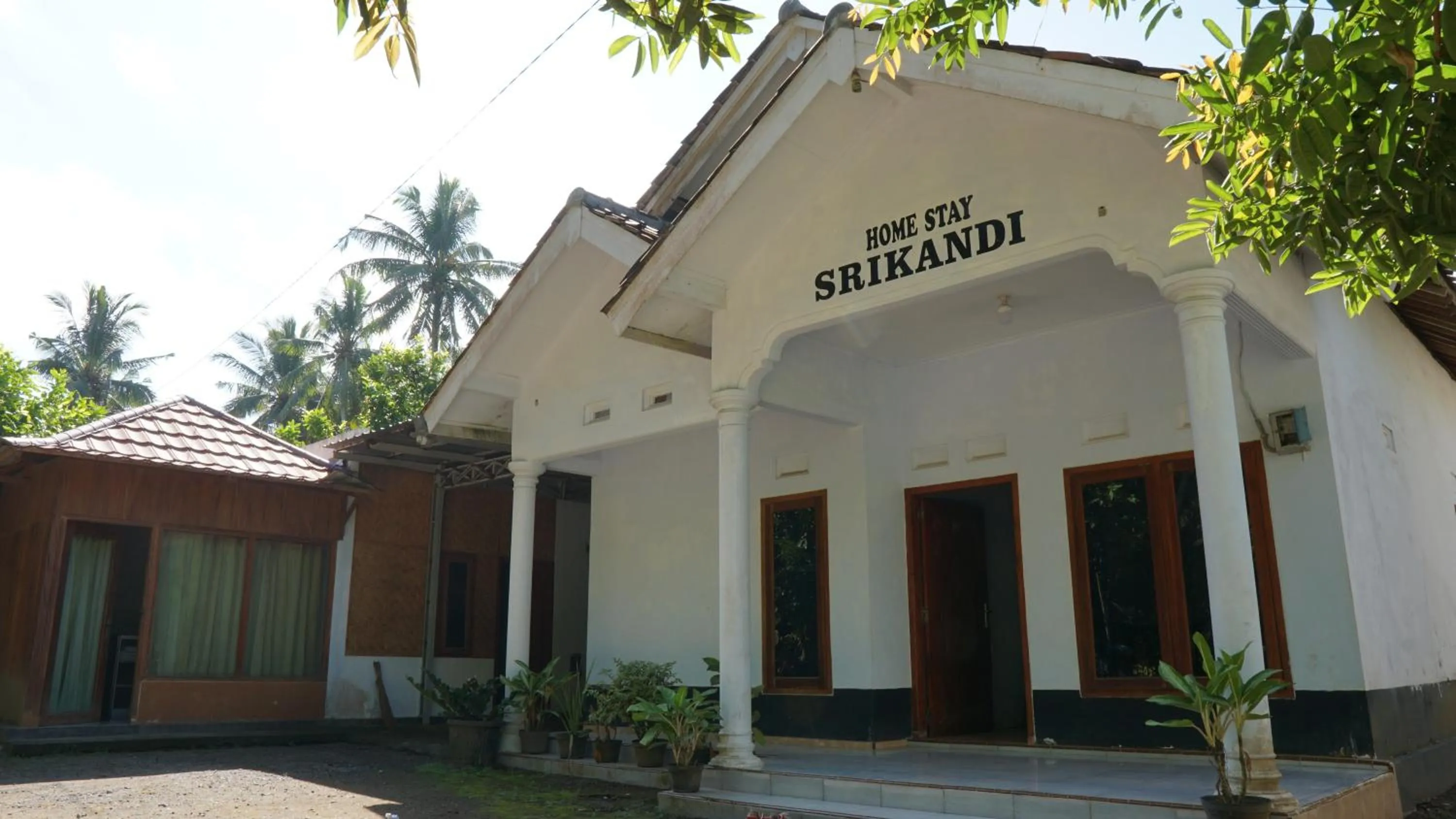 Facade/entrance in Hotel O Homestay Srikandi Pulau Merah BeachNearPantai Pancer
