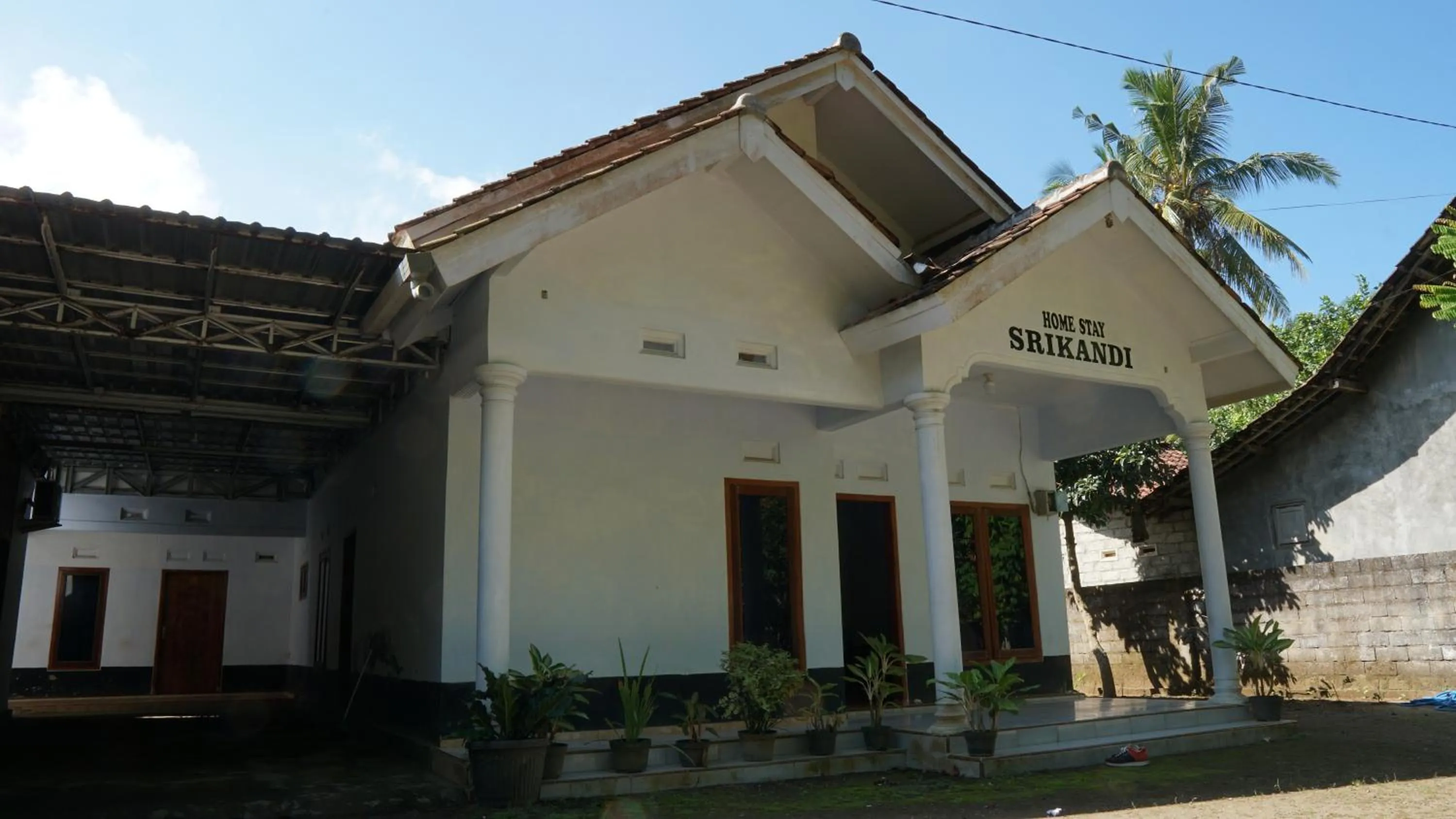 Facade/entrance in Hotel O Homestay Srikandi Pulau Merah BeachNearPantai Pancer