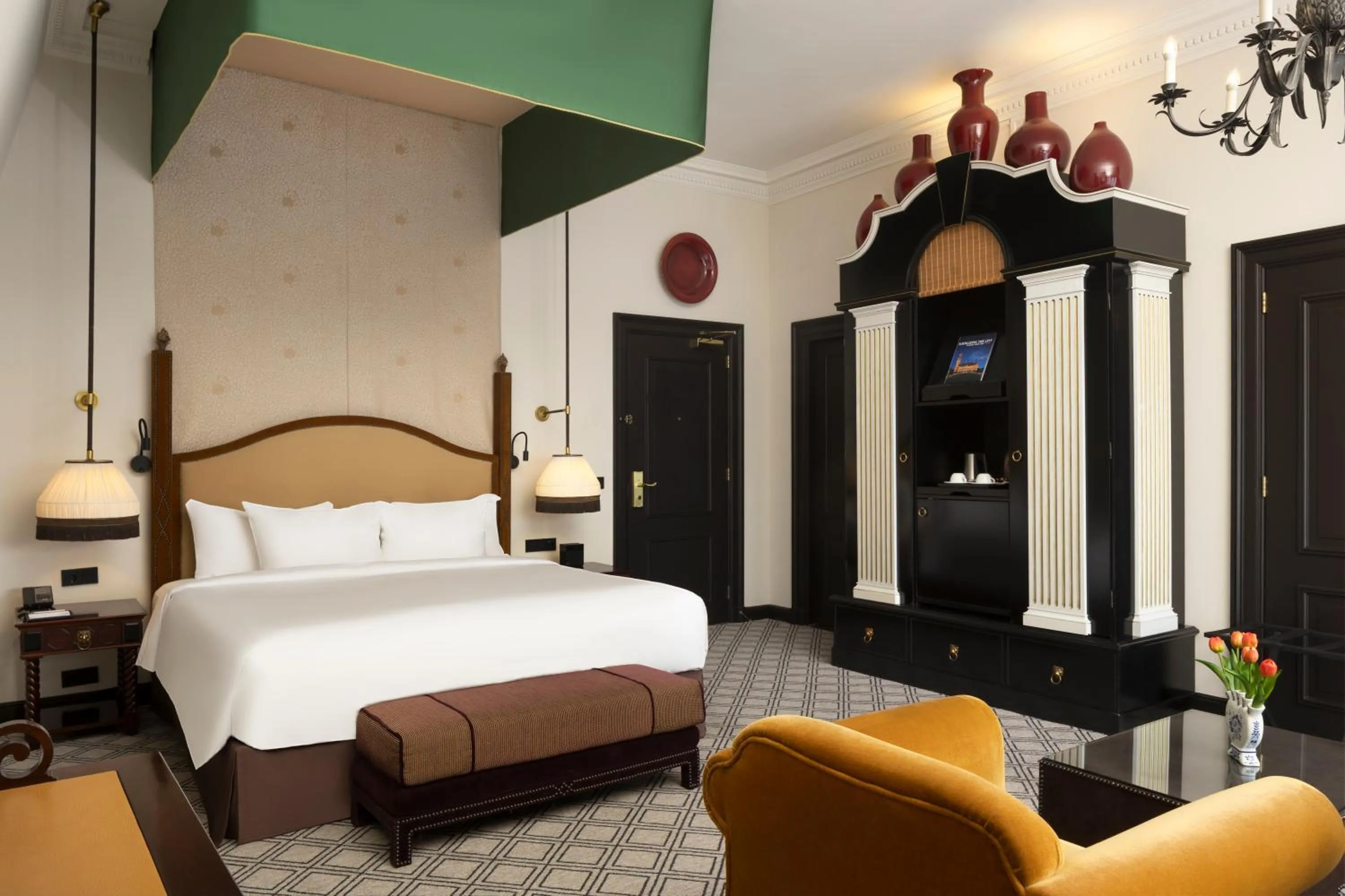 Coffee/tea facilities, Bed in Hotel Des Indes The Hague