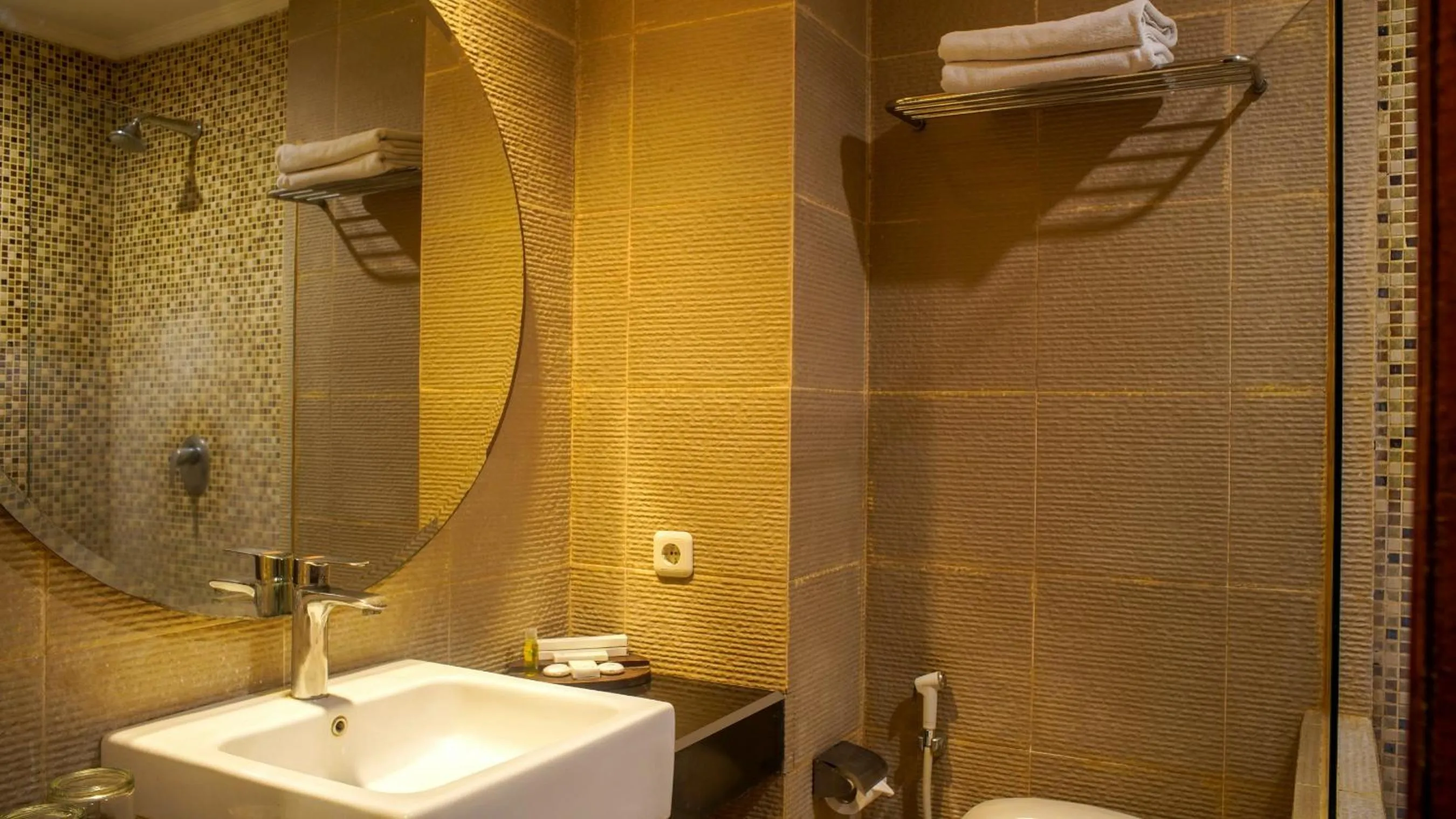 Bathroom in Lorin Dwangsa Solo Hotel