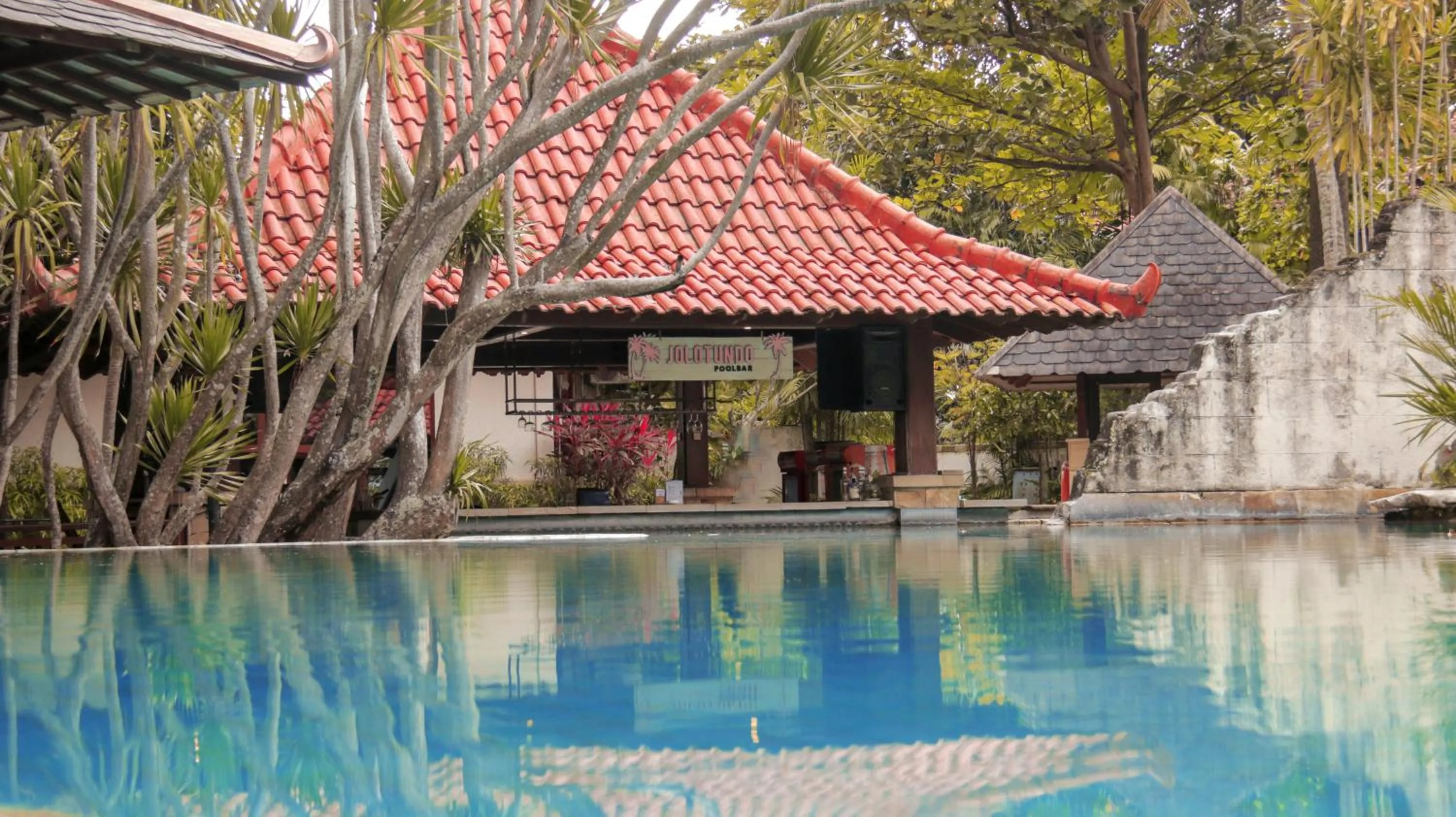 Swimming pool in Lorin Dwangsa Solo Hotel
