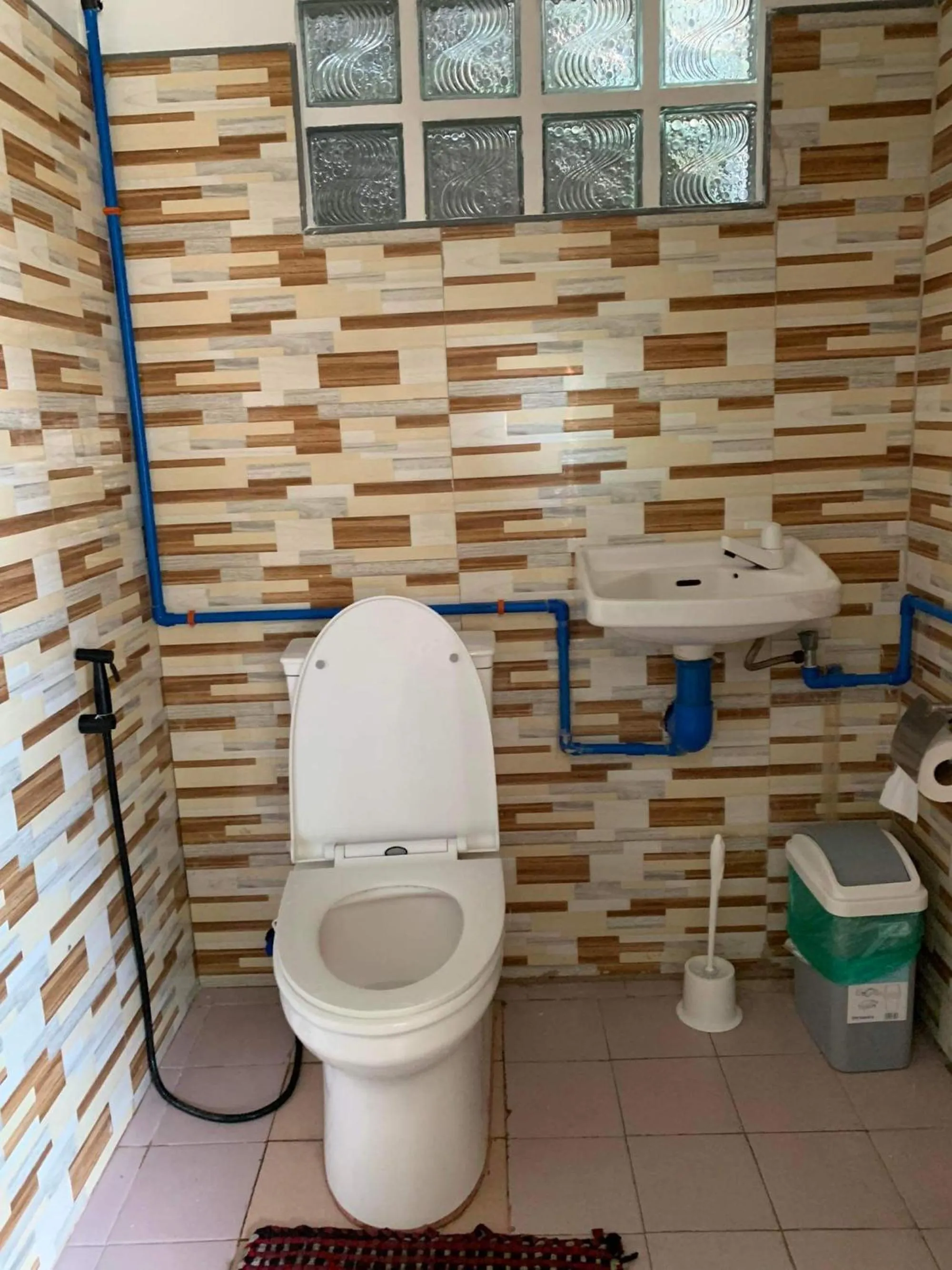 Toilet in The Backyard Inn