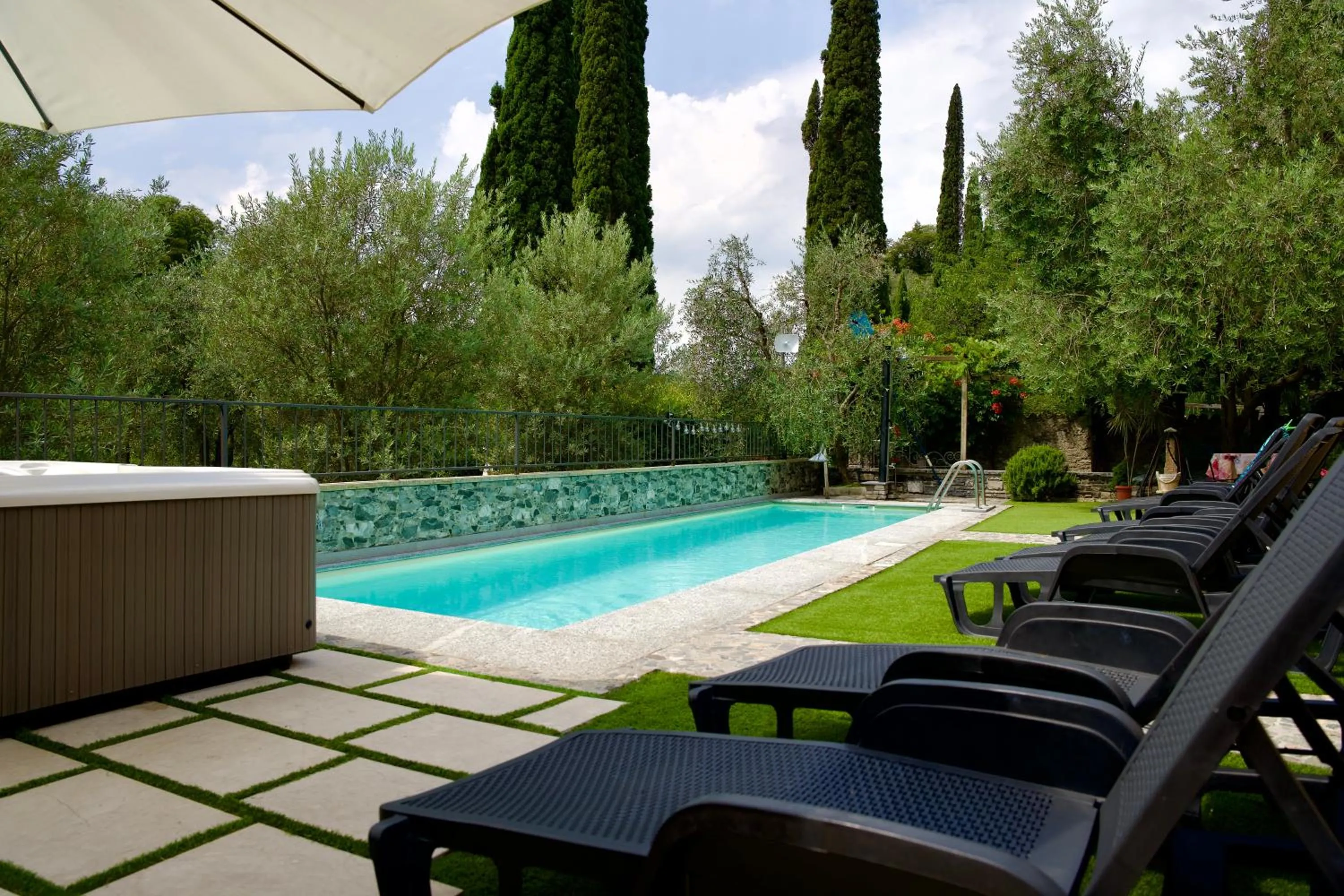 Garden in Hotel Diffuso Il Portichetto sulla collina a Vezio Perledo