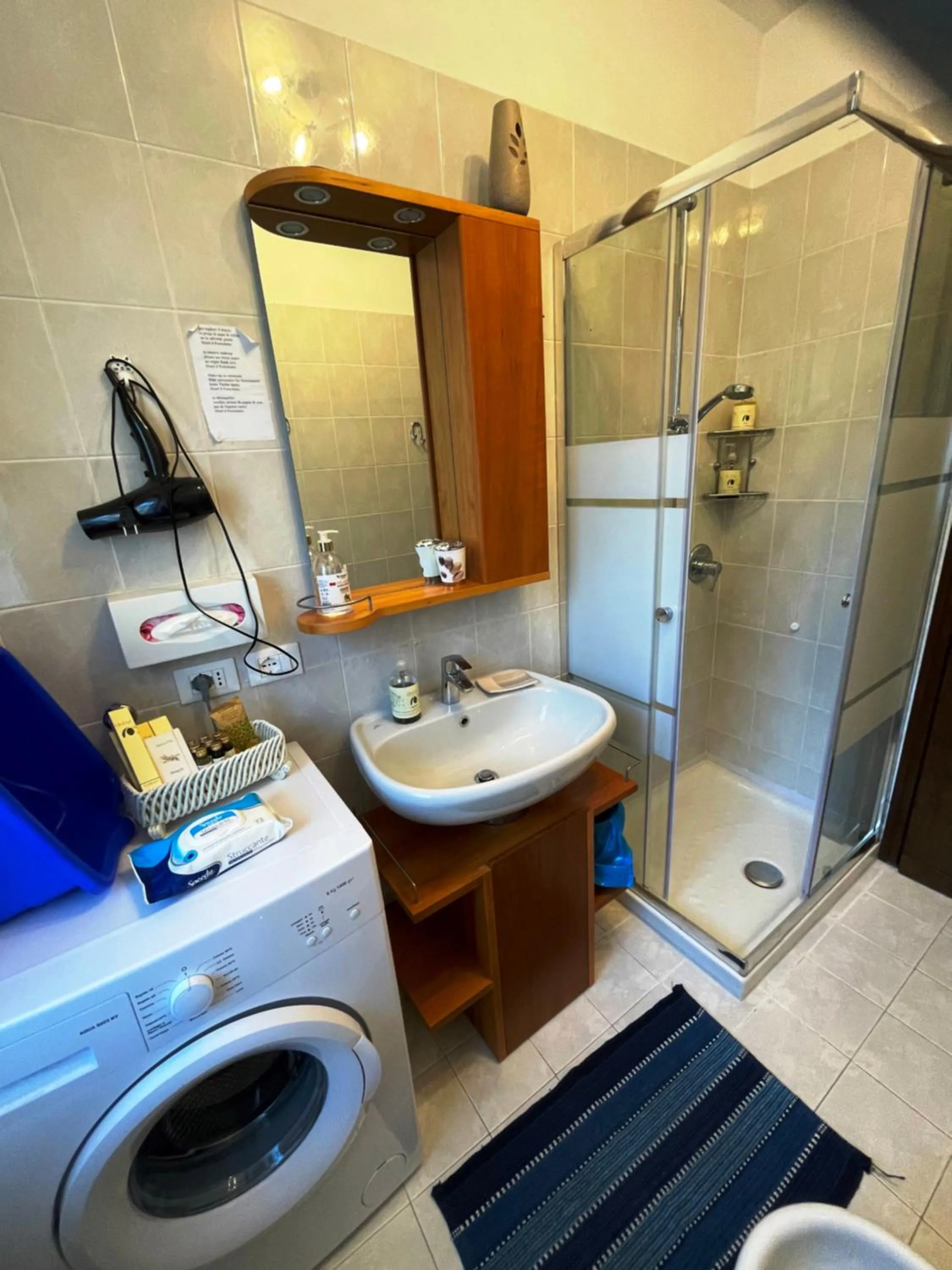 Shower in Hotel Diffuso Il Portichetto sulla collina a Vezio Perledo