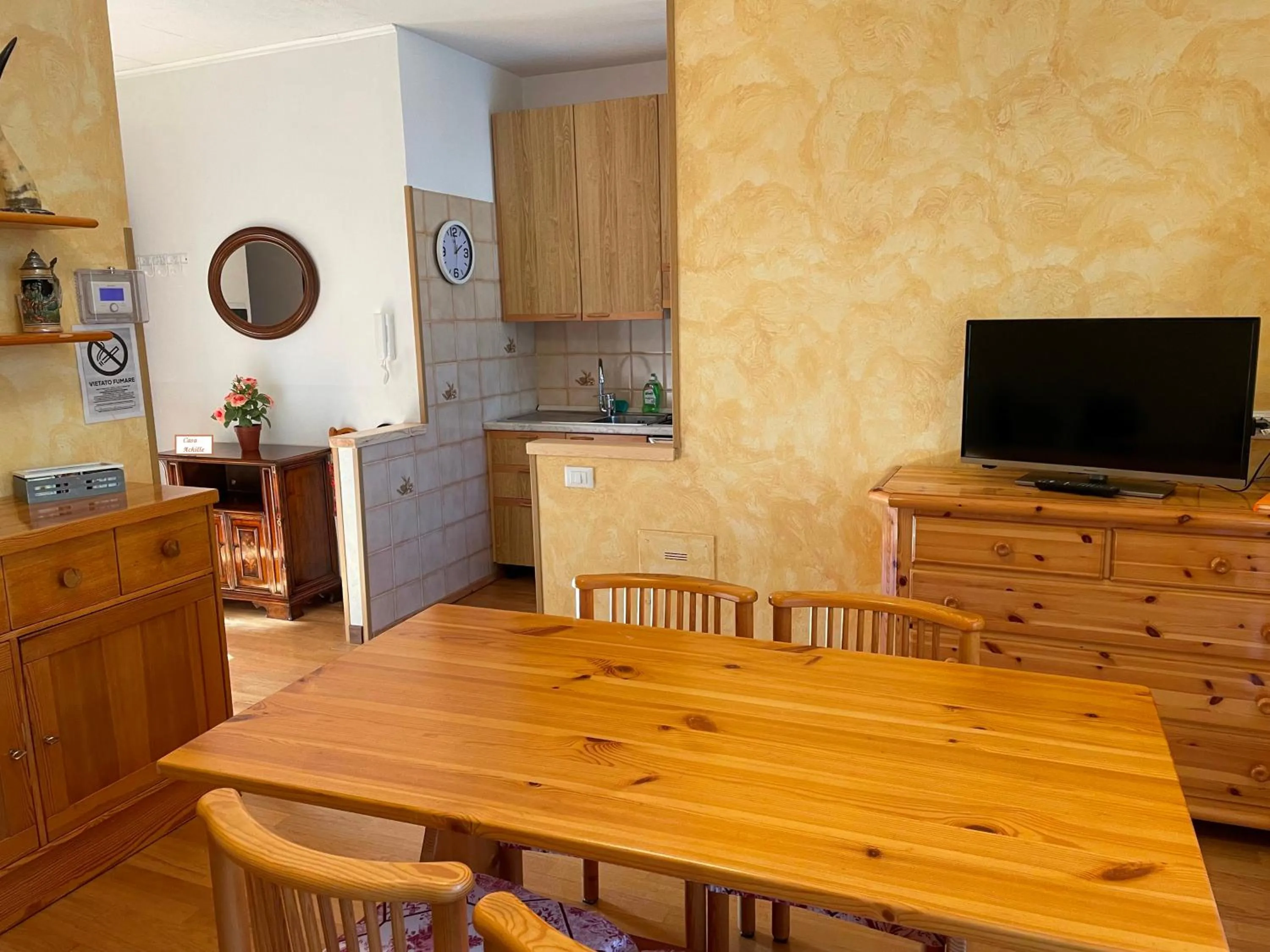 TV and multimedia in Hotel Diffuso Il Portichetto sulla collina a Vezio Perledo