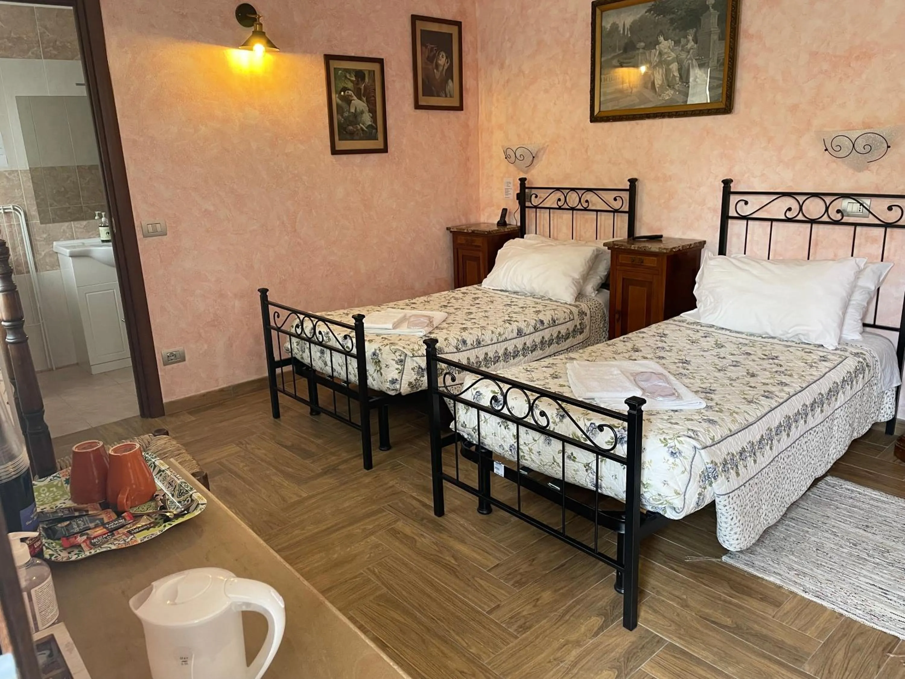 Bed in Hotel Diffuso Il Portichetto sulla collina a Vezio Perledo