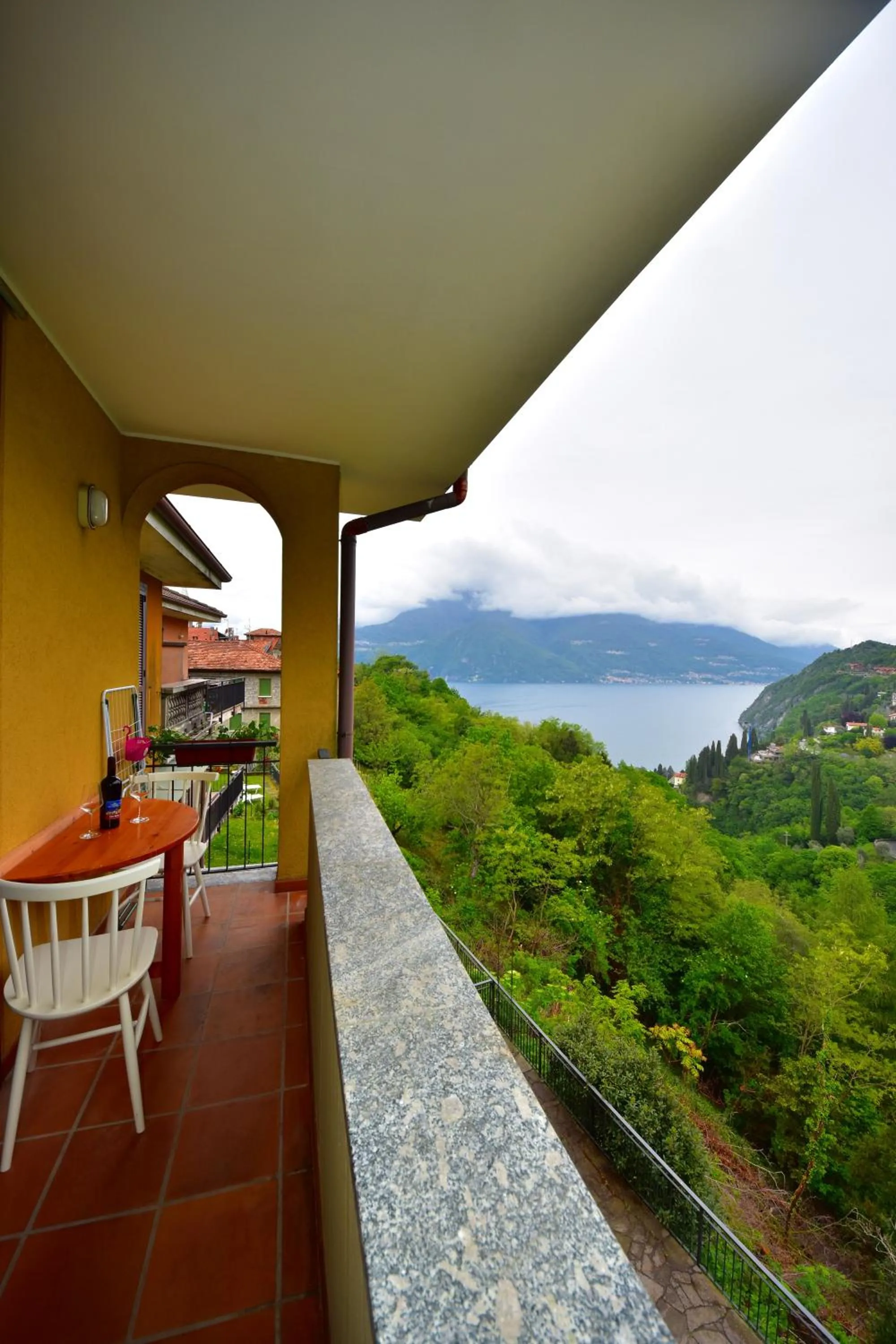 Patio in Hotel Diffuso Il Portichetto sulla collina a Vezio Perledo