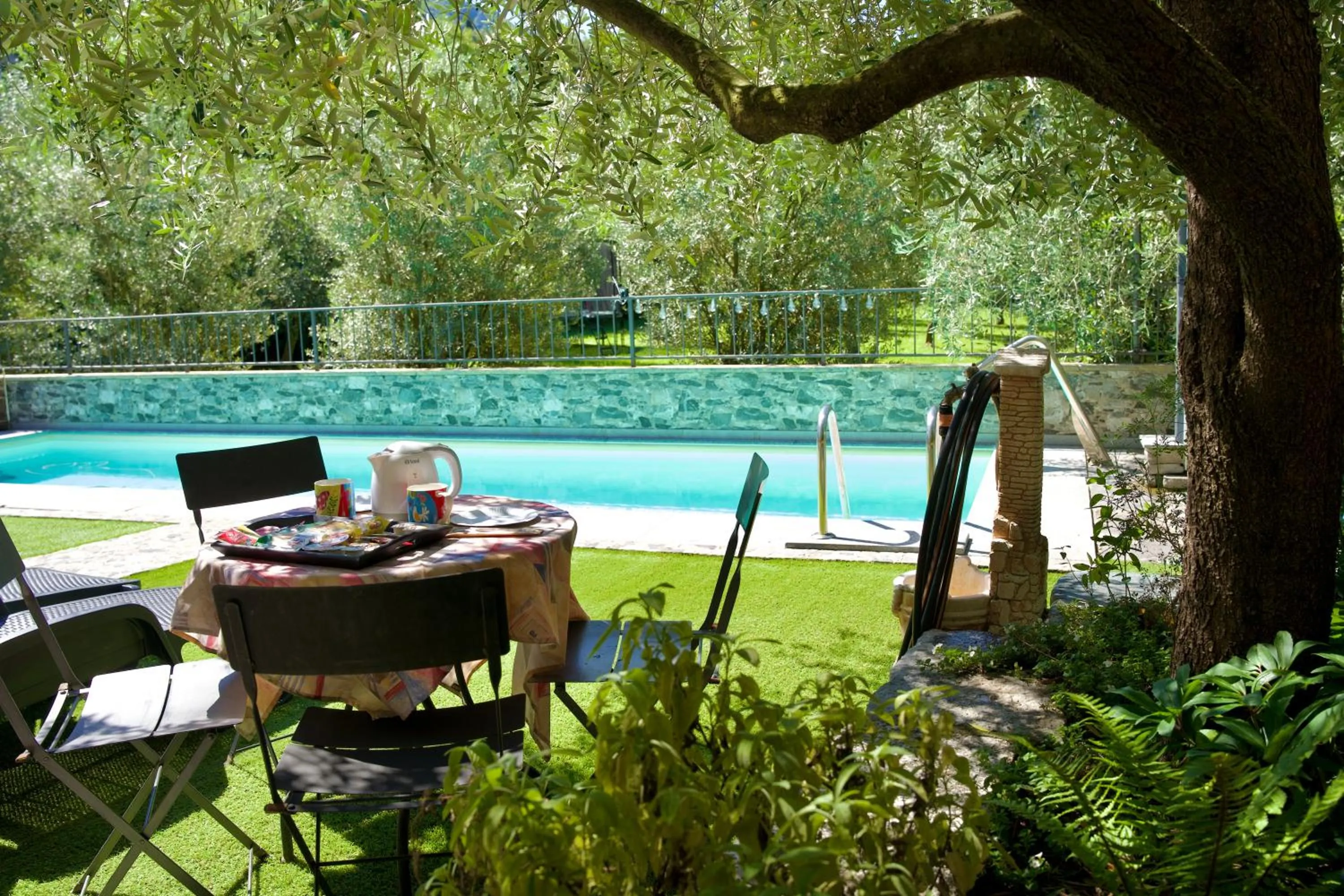 Garden in Hotel Diffuso Il Portichetto sulla collina a Vezio Perledo
