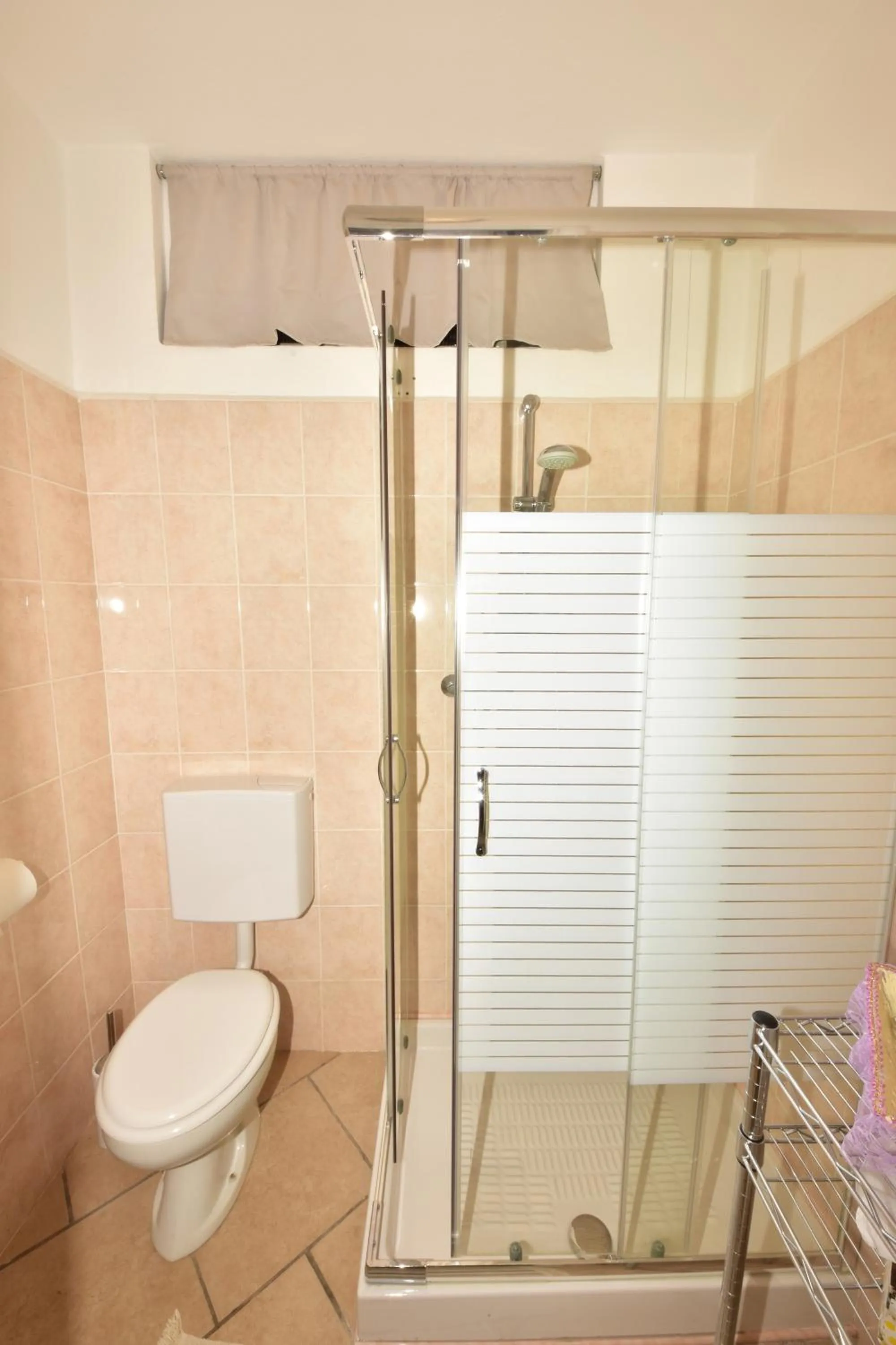 Shower in Hotel Diffuso Il Portichetto sulla collina a Vezio Perledo