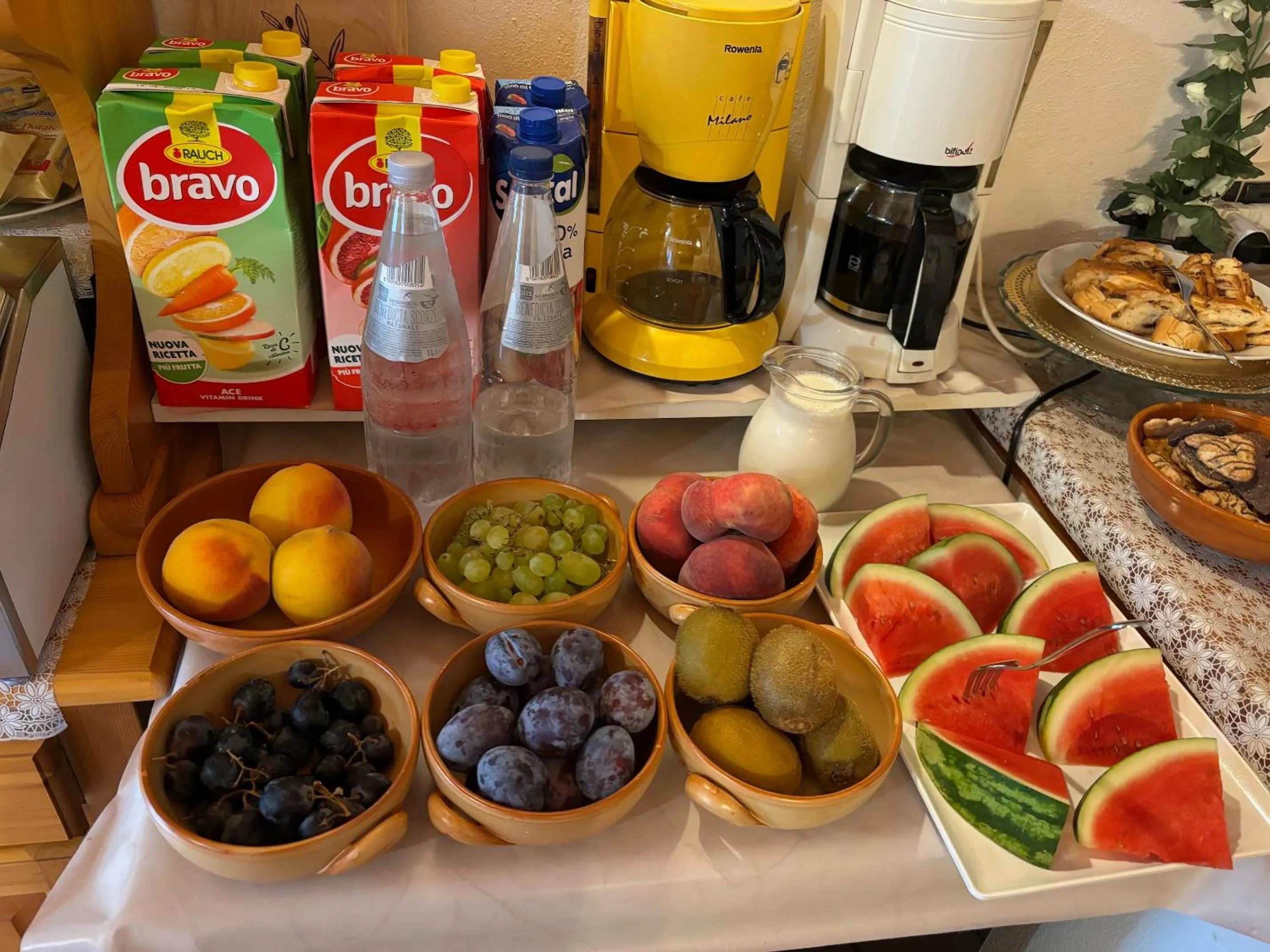 Breakfast in Hotel Diffuso Il Portichetto sulla collina a Vezio Perledo