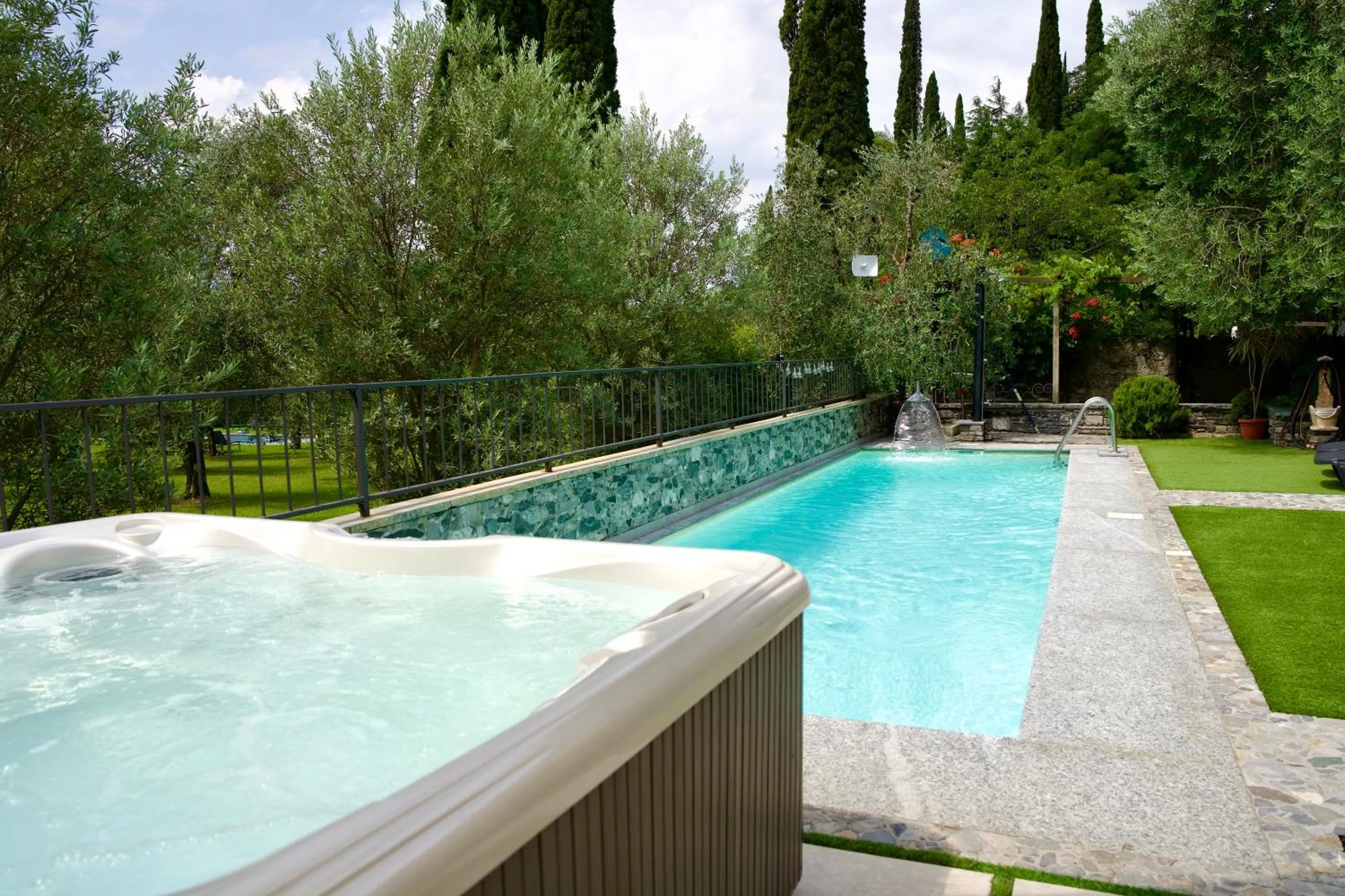 Hot Tub in Hotel Diffuso Il Portichetto sulla collina a Vezio Perledo