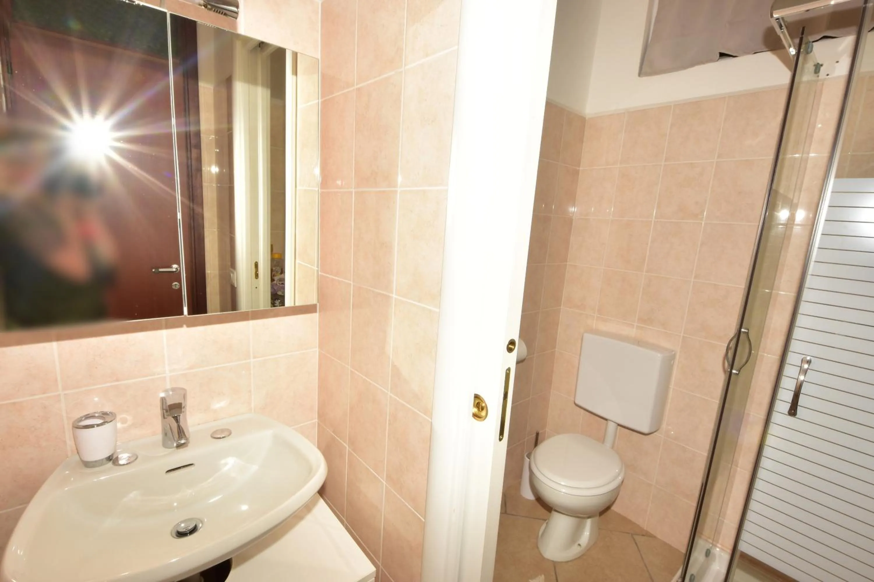 Shower in Hotel Diffuso Il Portichetto sulla collina a Vezio Perledo