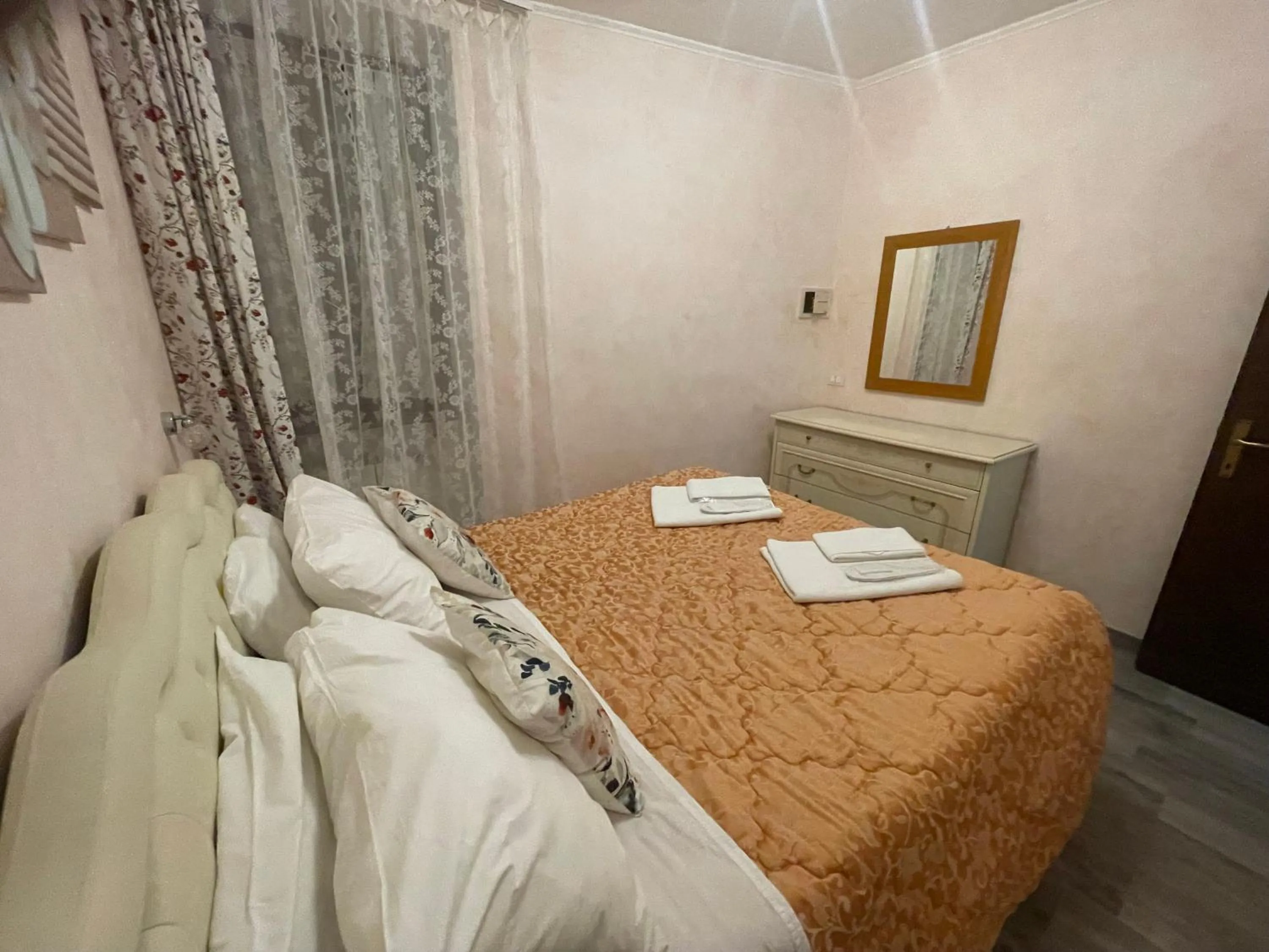 Bed in Hotel Diffuso Il Portichetto sulla collina a Vezio Perledo