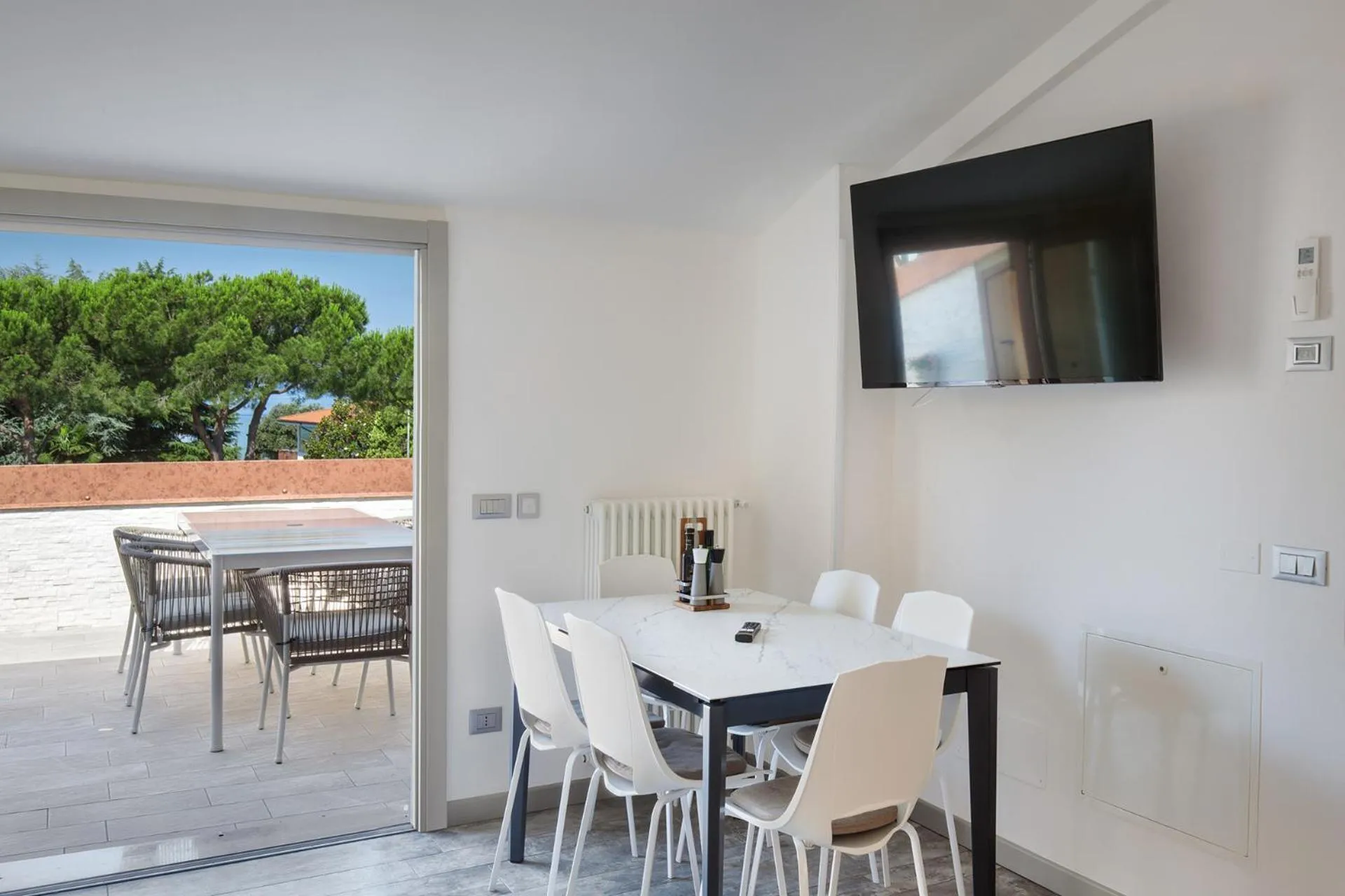 TV and multimedia in Luxury Penthouse/Pool/50m to lake