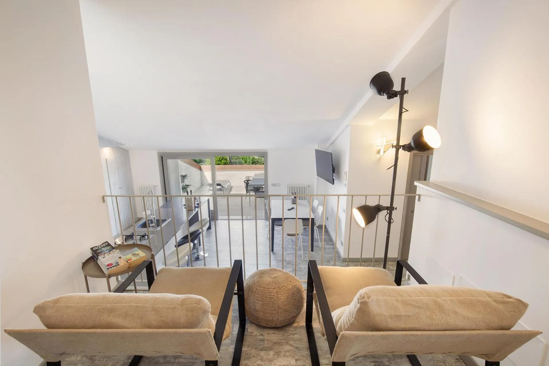 Communal lounge/ TV room in Luxury Penthouse/Pool/50m to lake