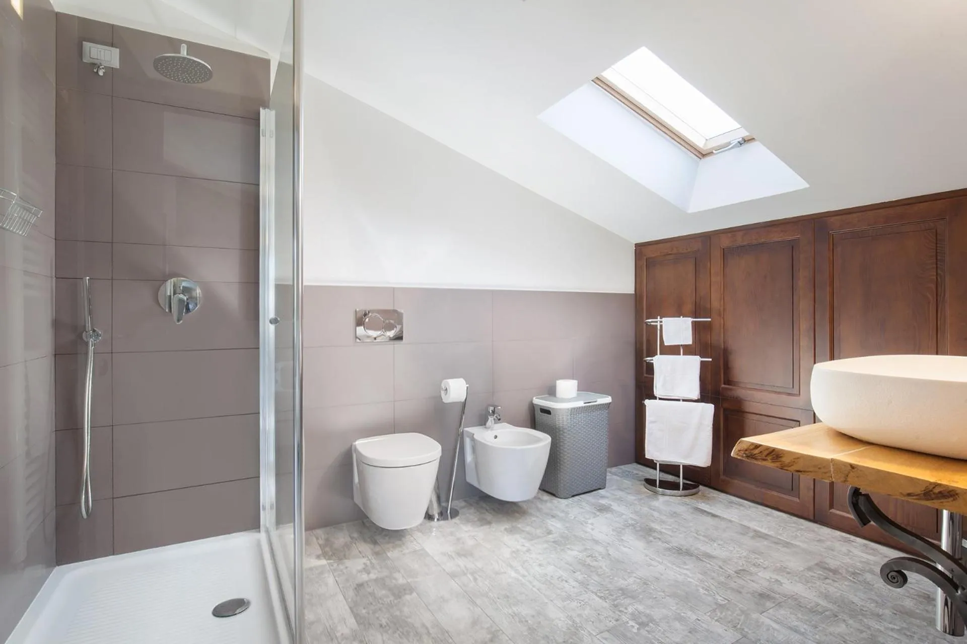 Shower in Luxury Penthouse/Pool/50m to lake