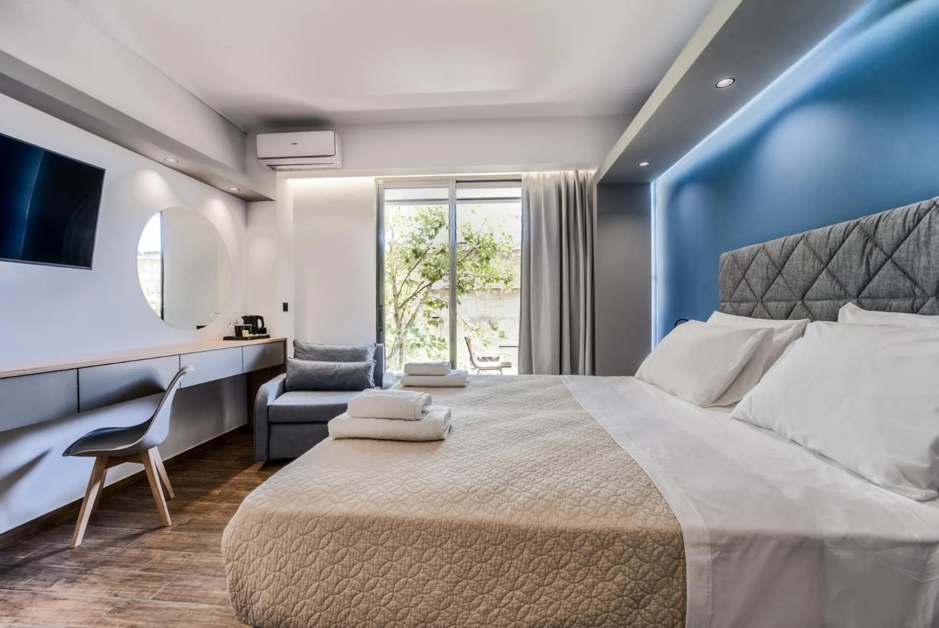 Staff, Bed in Island City Boutique Hotel