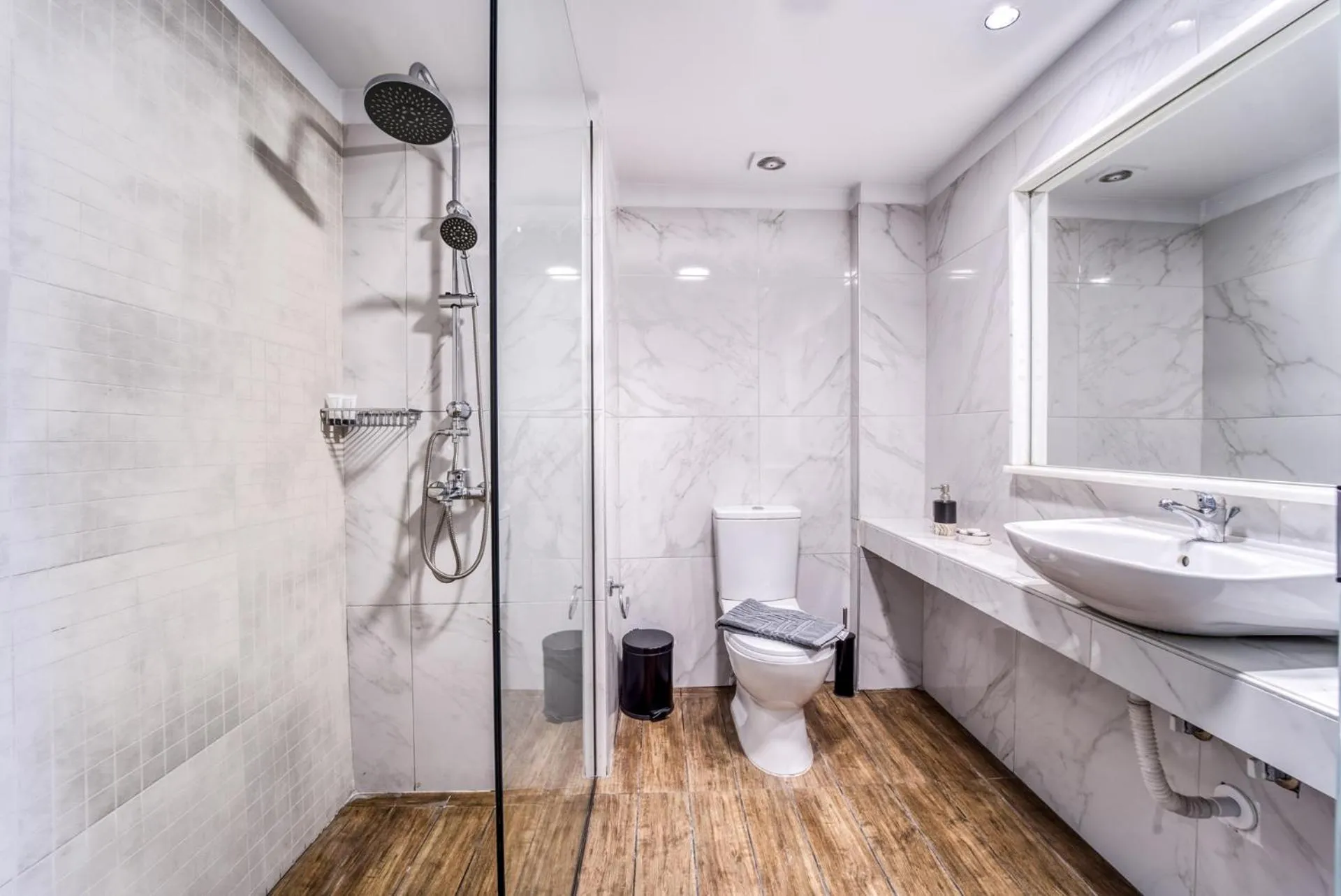 Toilet in Island City Boutique Hotel