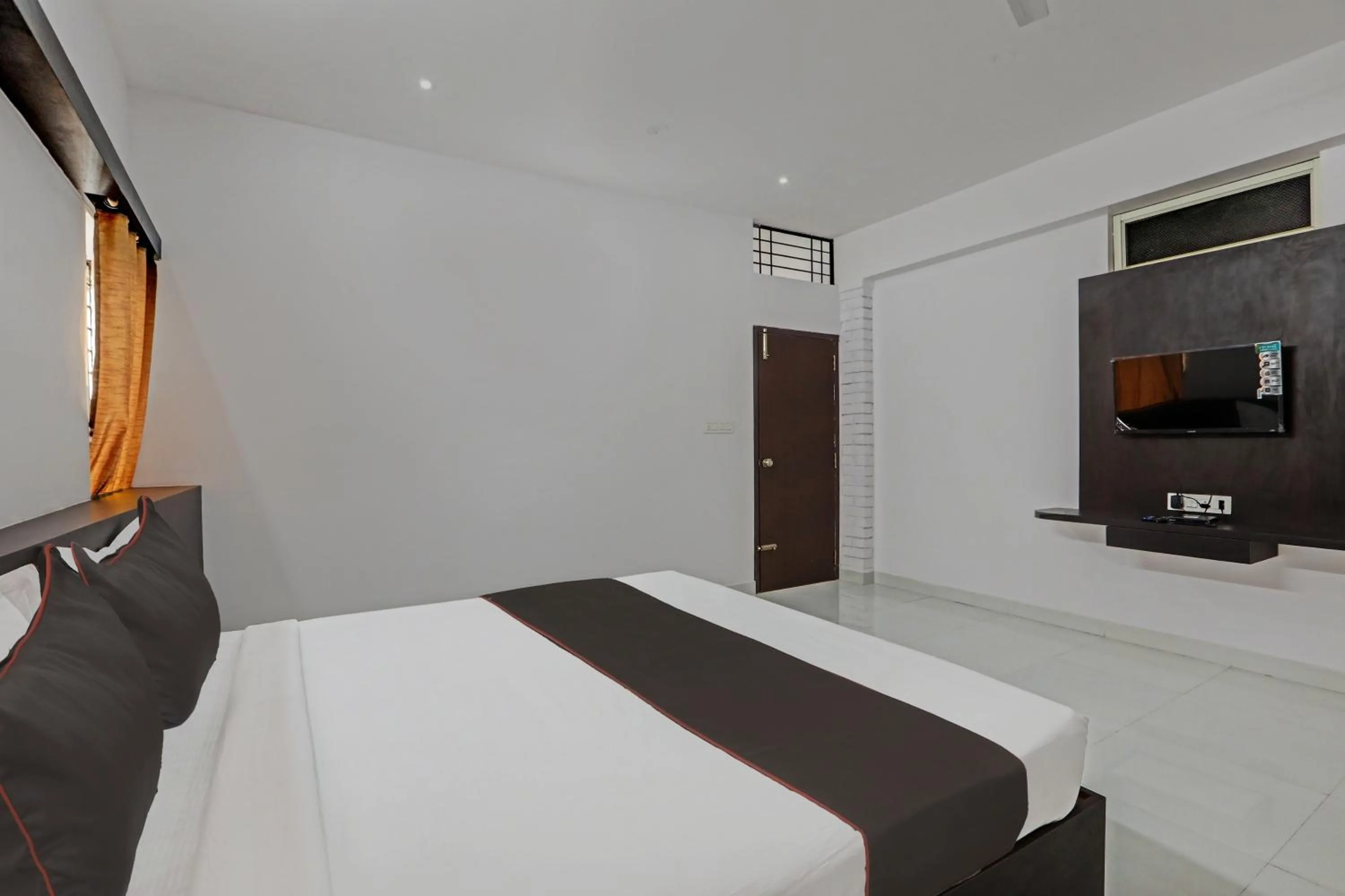 Bedroom, Bed in Hotel O Easy Stay Mysore